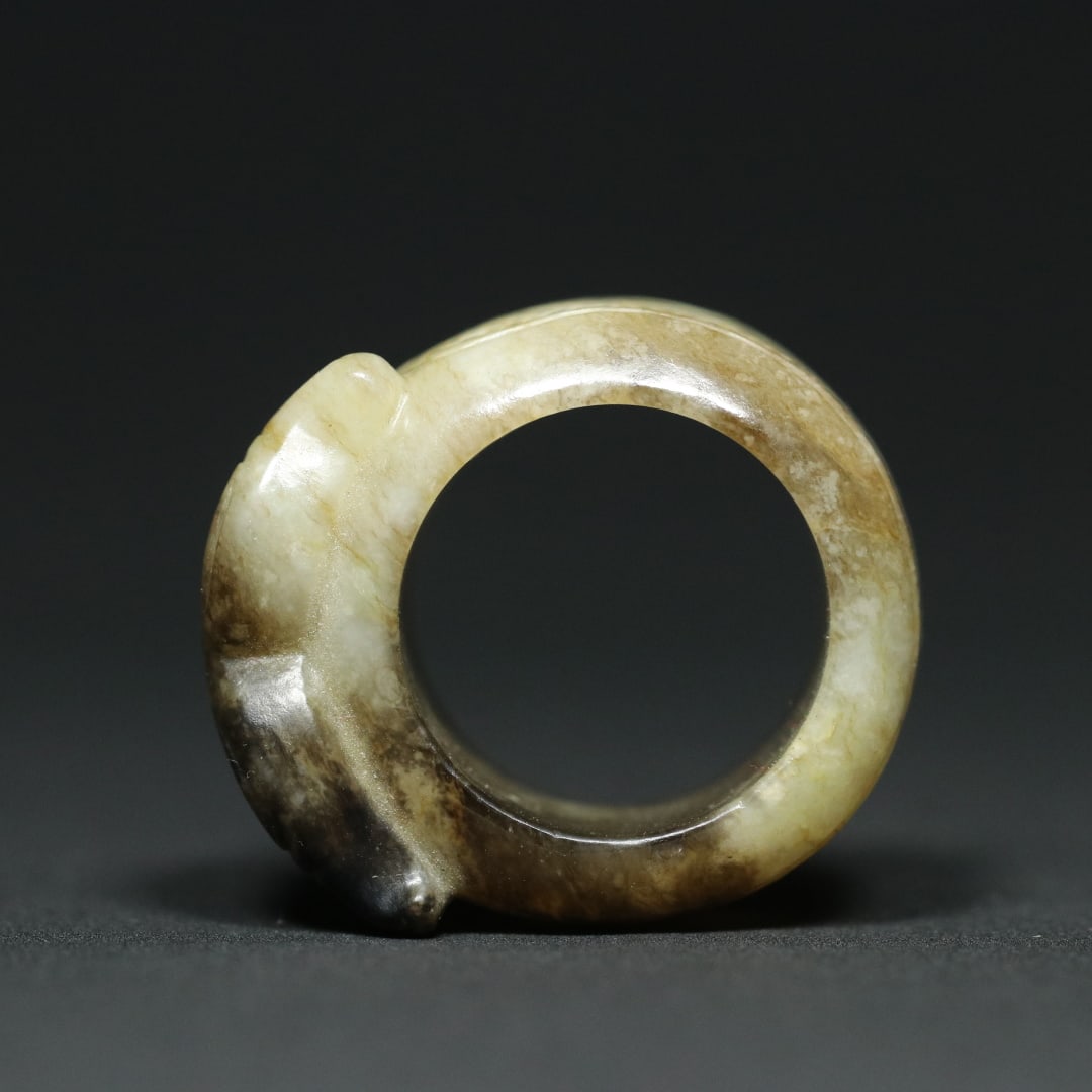 An Exquisite White Jade Beast-Face Pattern With Inscription Ring - 6