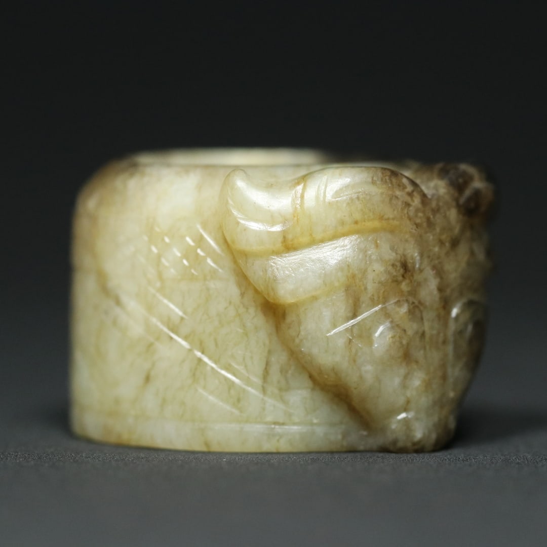 An Exquisite White Jade Beast-Face Pattern With Inscription Ring - 8
