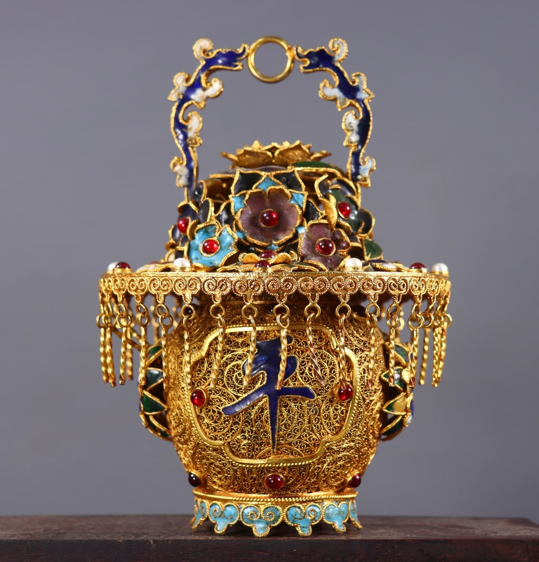 An Exquisite Gilt Bronze Inlaid Gems Flower Pattern Ornament: An Exquisite Gilt Bronze Inlaid Gems Flower Pattern Ornament Qing Dynasty, China Qianlong Four-character Mark Size:19cmx13cm Weight:600g (The Dimensions Of All Batches Are Manually Measured.If You
