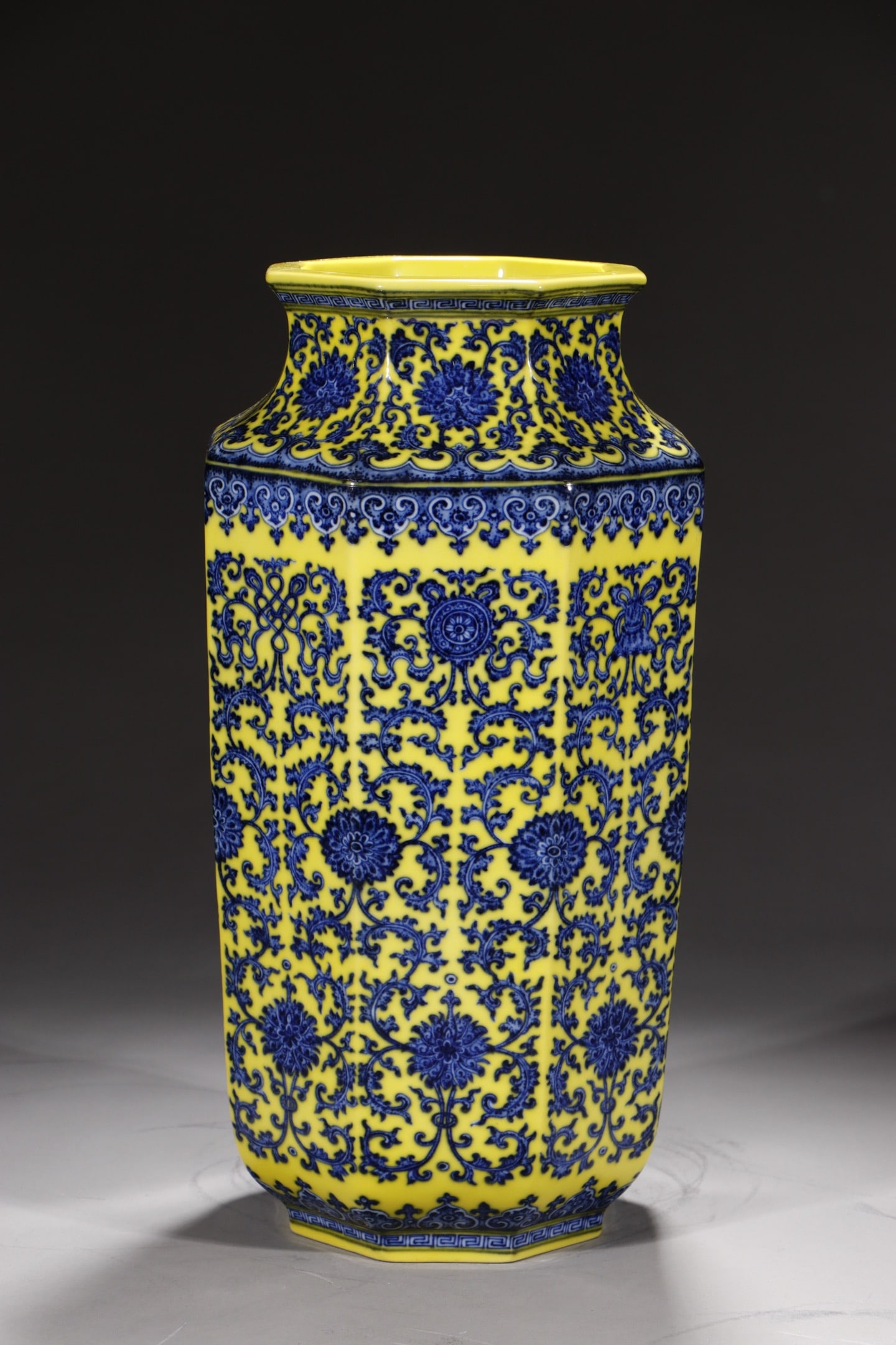 An Exquisite Blue and White Eight Treasures Pattern Lotus Pattern Vase: An Exquisite Blue and White Eight Treasures Pattern Lotus Pattern Vase Qing Dynasty, China Qianlong Six-character Mark Size:40cm (The Dimensions Of All Batches Are Manually Measured.If You Need