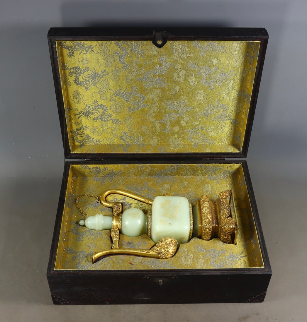 An Exquisite White Jade Inlaid Gilt Silver Character and Story Pattern Ewer: An Exquisite White Jade Inlaid Gilt Silver Character and Story Pattern Ewer Qing Dynasty, China Qianlong Four-character Mark Size:27cmx16.5cmx9cm Weight:886g (The Dimensions Of All Batches Are