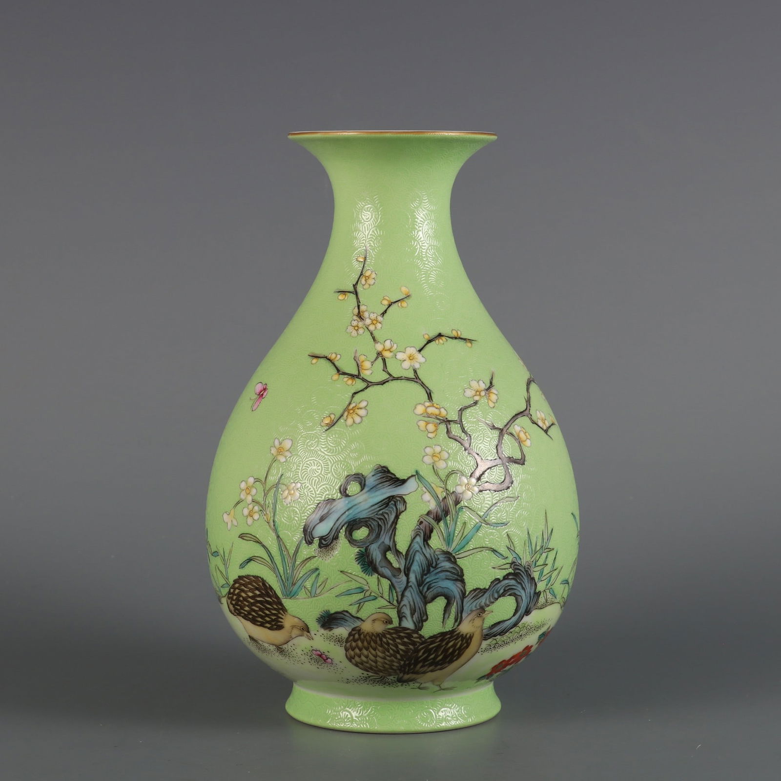 An Exquisite Famille-Rose Green Ground Flower and Bird Pattern Vase: An Exquisite Famille-Rose Green Ground Flower and Bird Pattern Vase Qing Dynasty, China Qianlong Six-character Mark Size:20.2cmx12.5cm (The Dimensions Of All Batches Are Manually Measured.If You