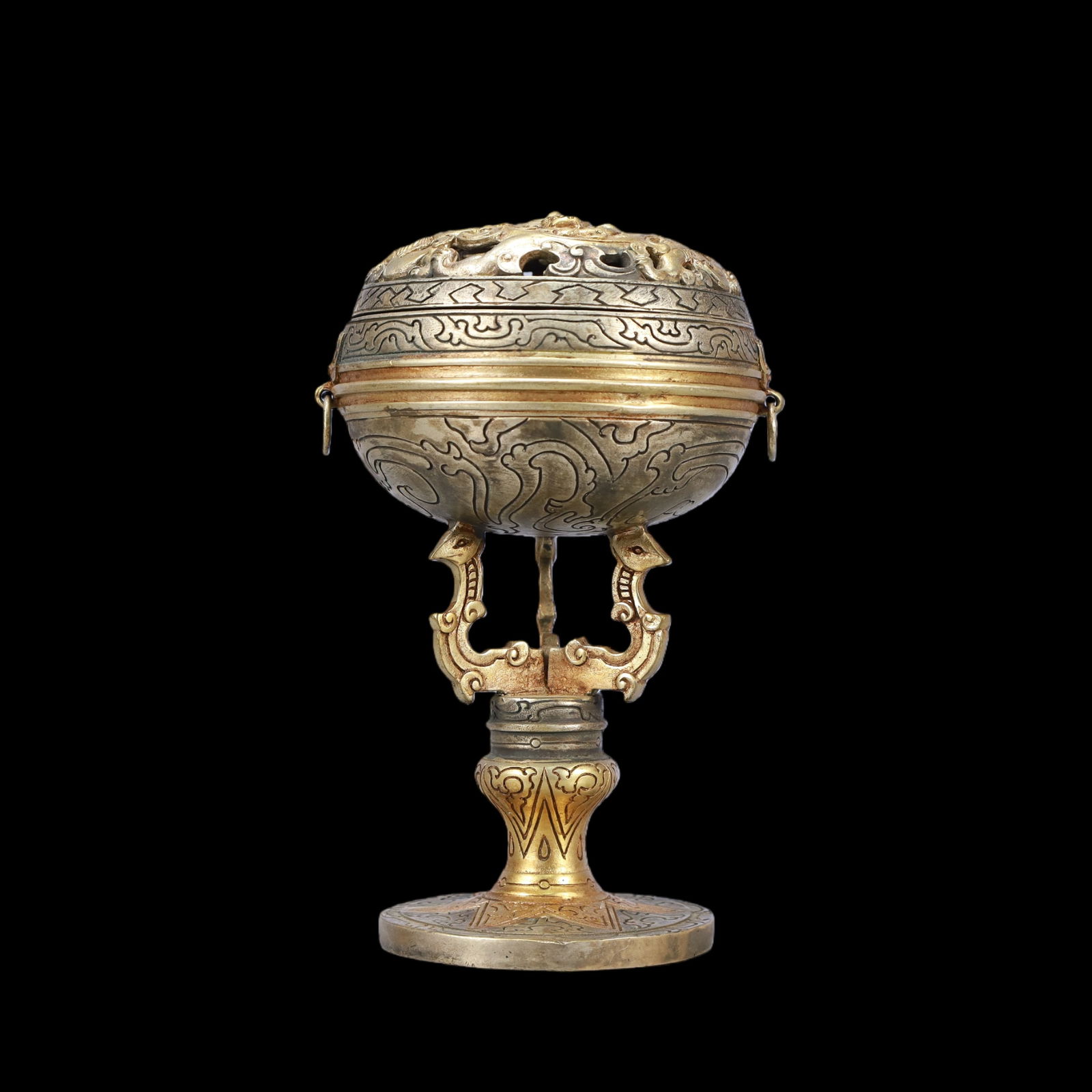 A Exquisite Gilt Silver Dragon Pattern Double-Ears Censer: A Exquisite Gilt Silver Dragon Pattern Double-Ears Censer Qing Dynasty, China Size:10cmx15cm Weight:1150g (The Dimensions Of All Batches Are Manually Measured.If You Need More Detailed Information,