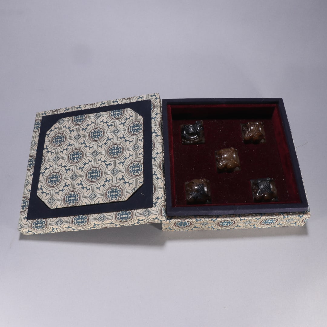 A Set of Fine White Jade Chi-Dragon Pattern Seal: A Set of Fine White Jade Chi-Dragon Pattern Seal Qing Dynasty, China Size:2.2cmx2.8cm Weight:38.9g (The Dimensions Of All Batches Are Manually Measured.If You Need More Detailed Information, Please