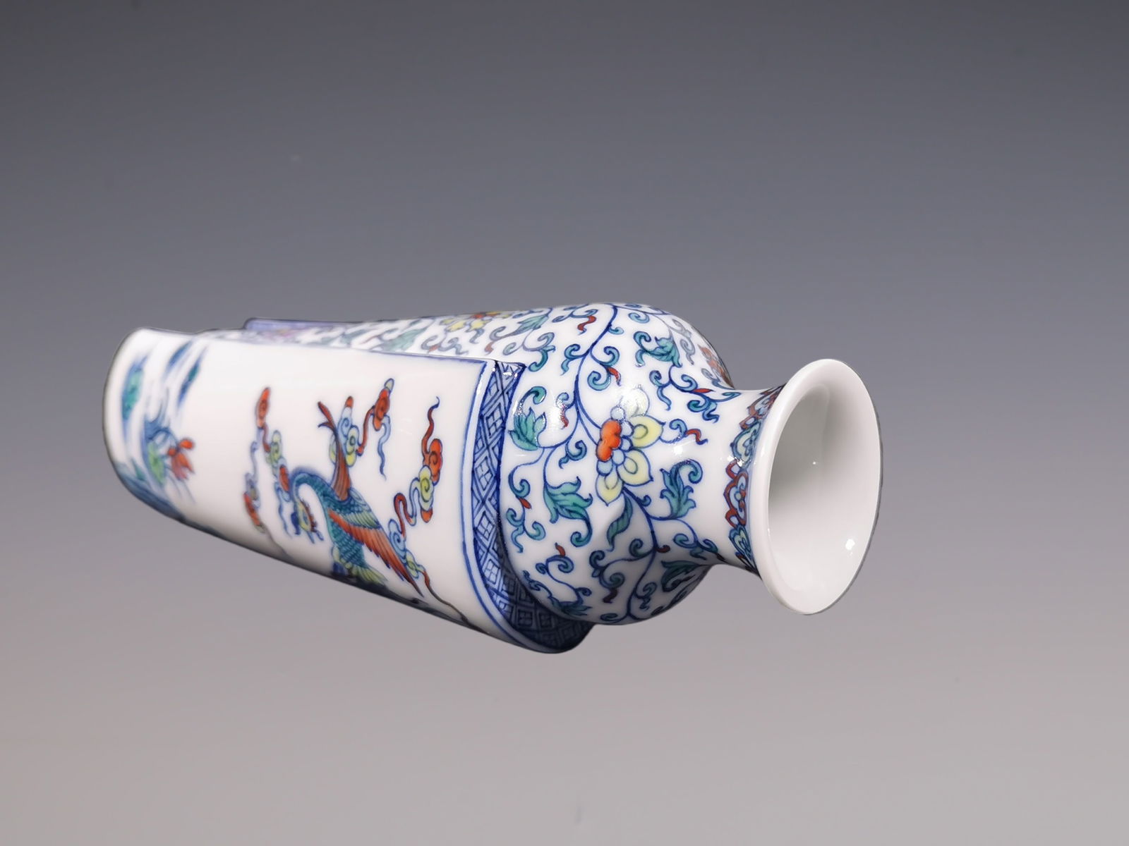 An Exquisite Doucai Blue and White Phoenix Pattern Lotus Pattern Vase - 10