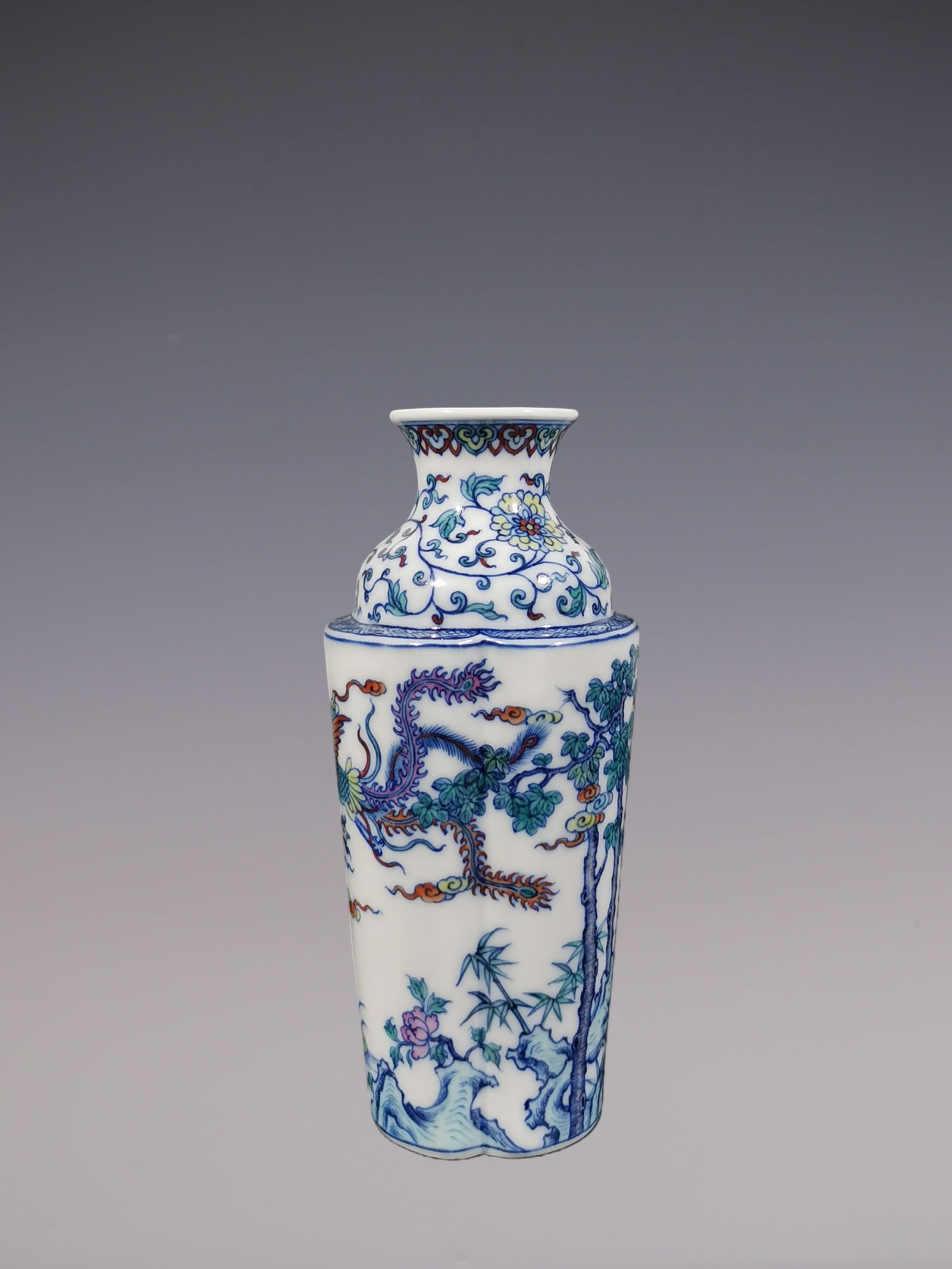 An Exquisite Doucai Blue and White Phoenix Pattern Lotus Pattern Vase - 2