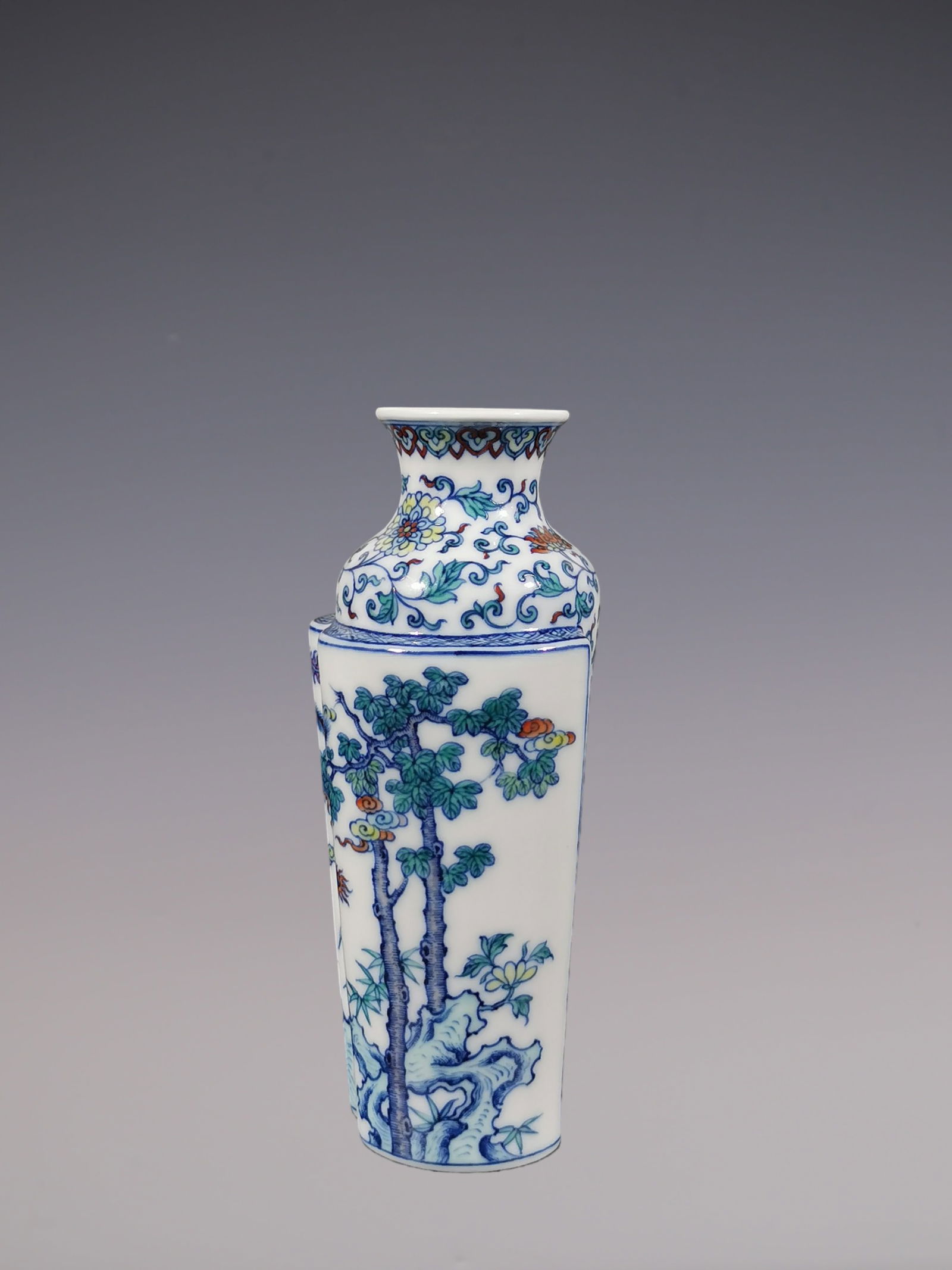 An Exquisite Doucai Blue and White Phoenix Pattern Lotus Pattern Vase - 3
