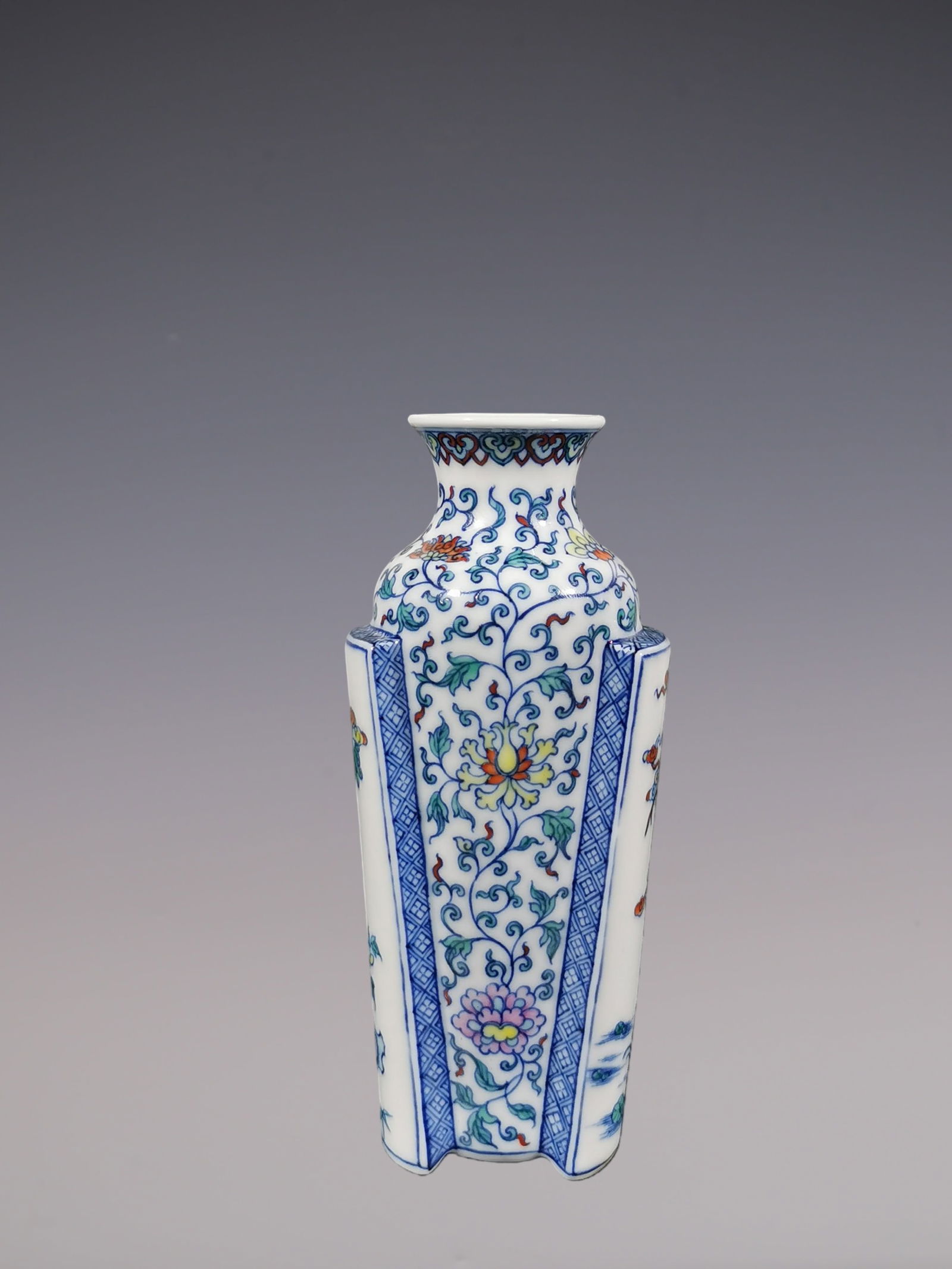 An Exquisite Doucai Blue and White Phoenix Pattern Lotus Pattern Vase - 4