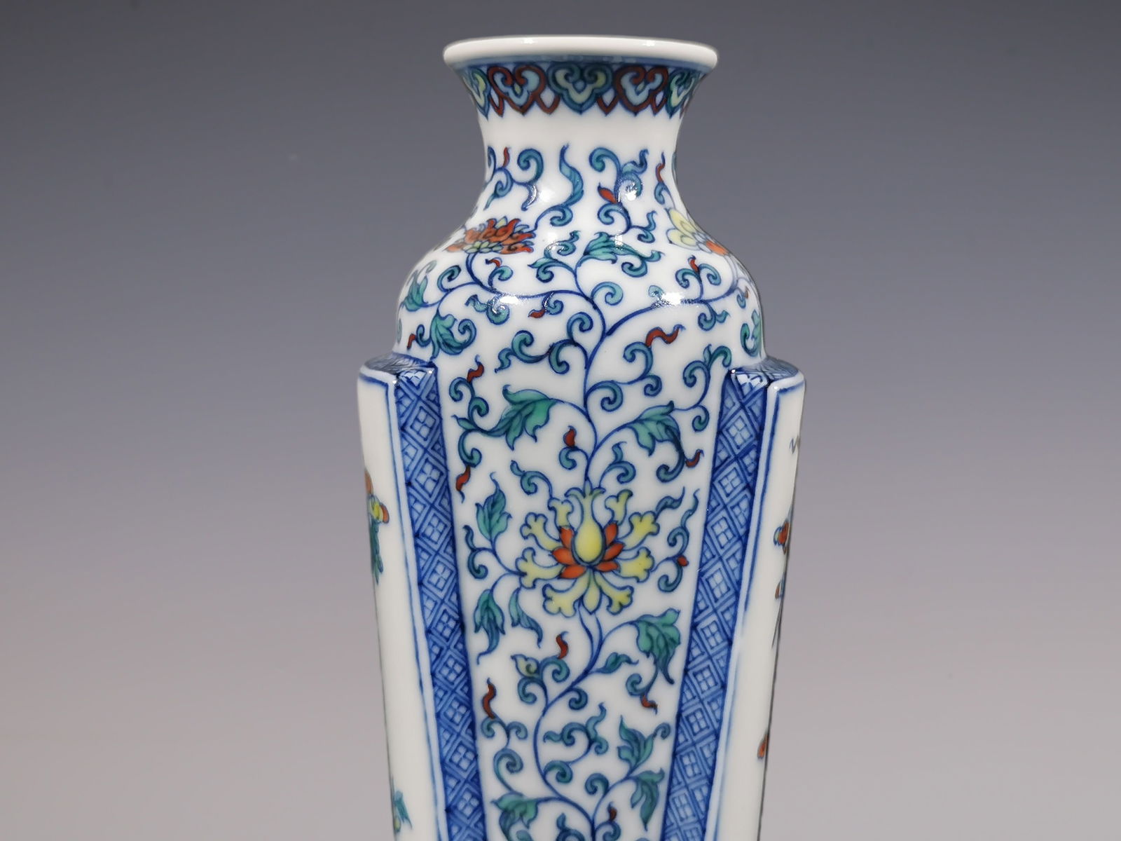 An Exquisite Doucai Blue and White Phoenix Pattern Lotus Pattern Vase - 5