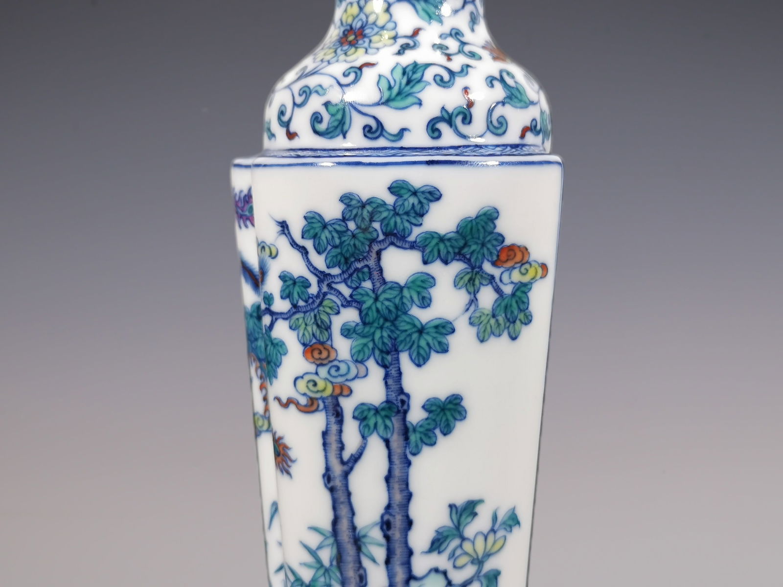 An Exquisite Doucai Blue and White Phoenix Pattern Lotus Pattern Vase - 8