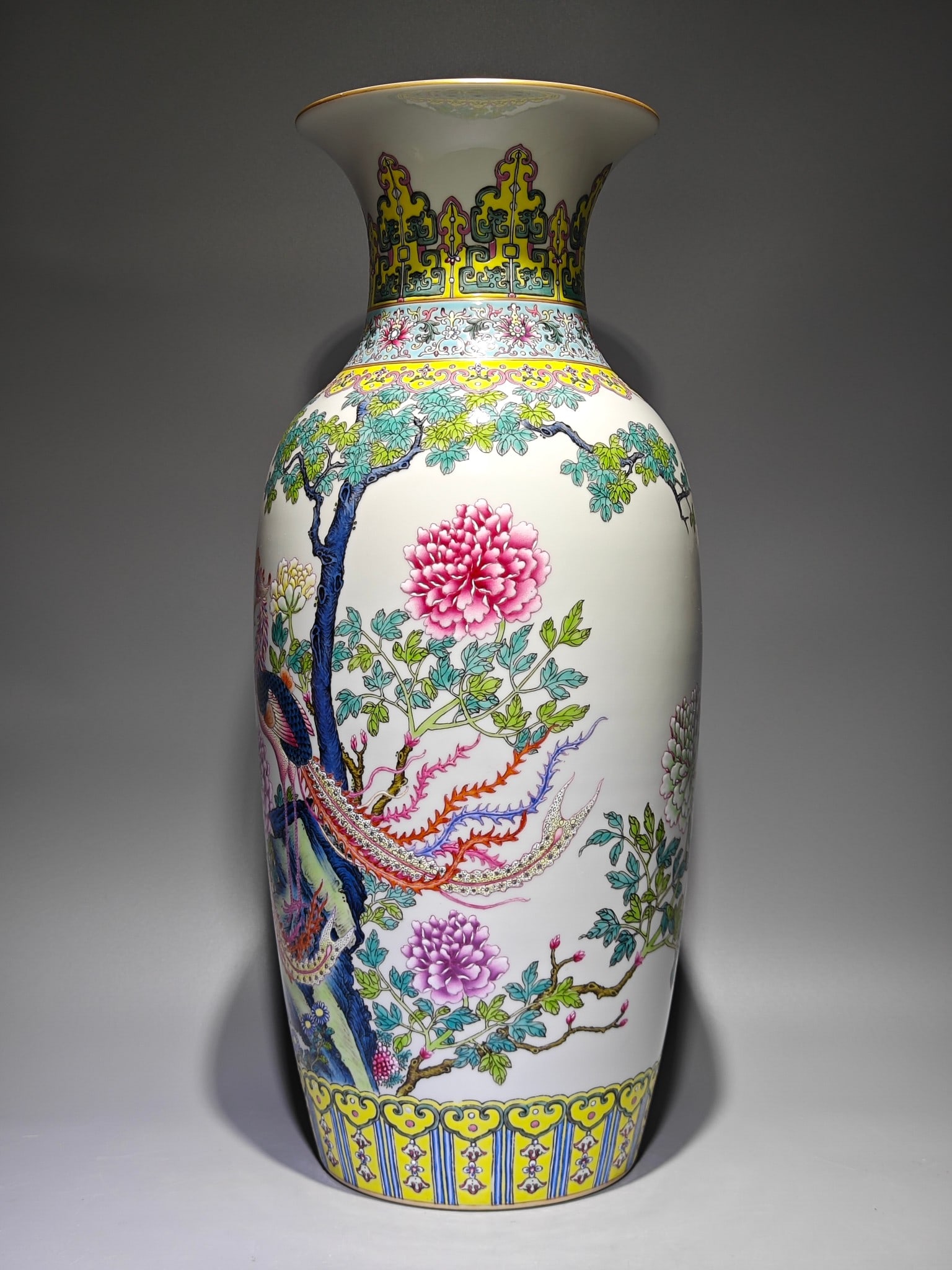 An Exquisite Enamel Flower and Bird Pattern Vase - 2