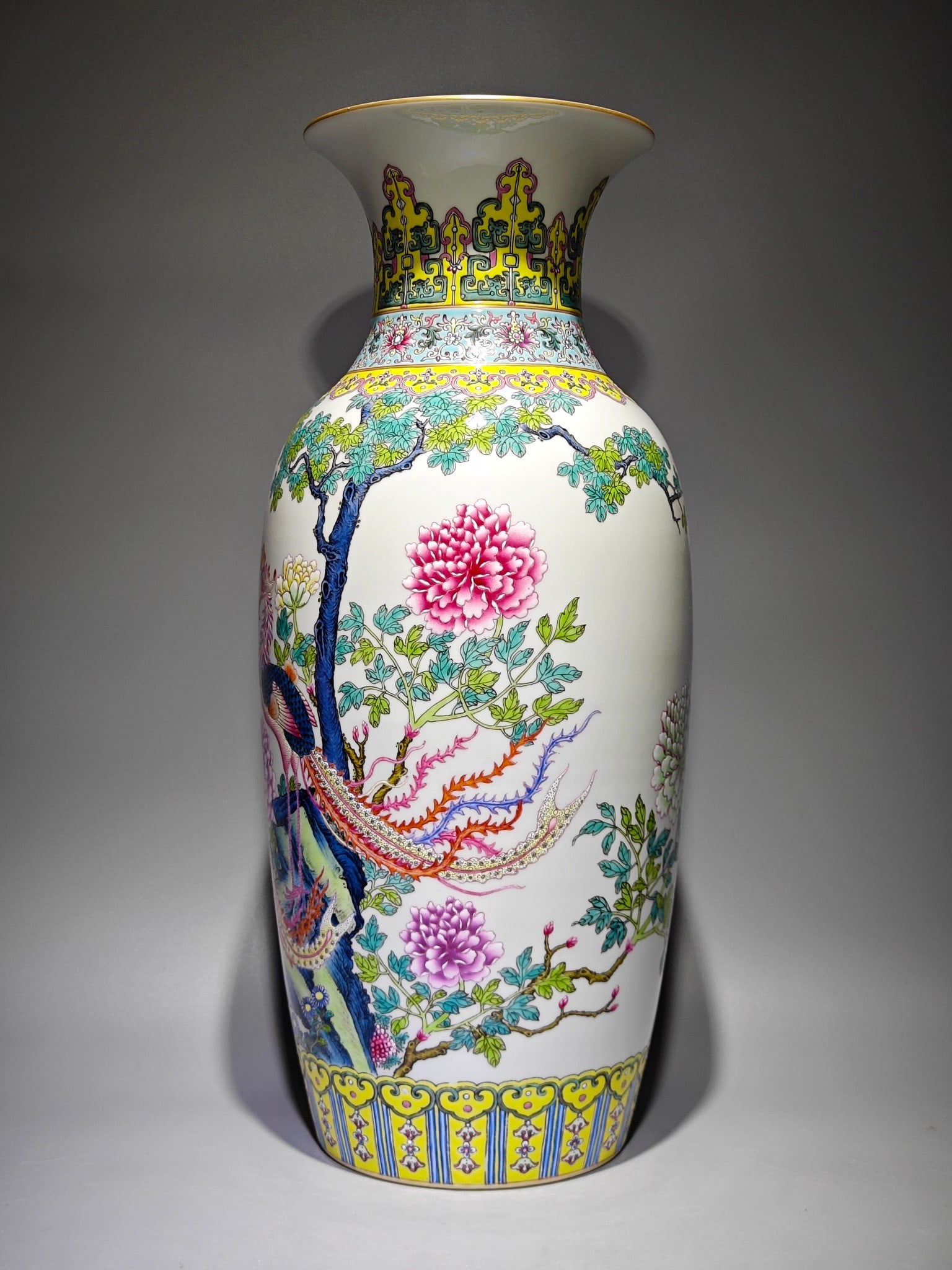 An Exquisite Enamel Flower and Bird Pattern Vase - 3