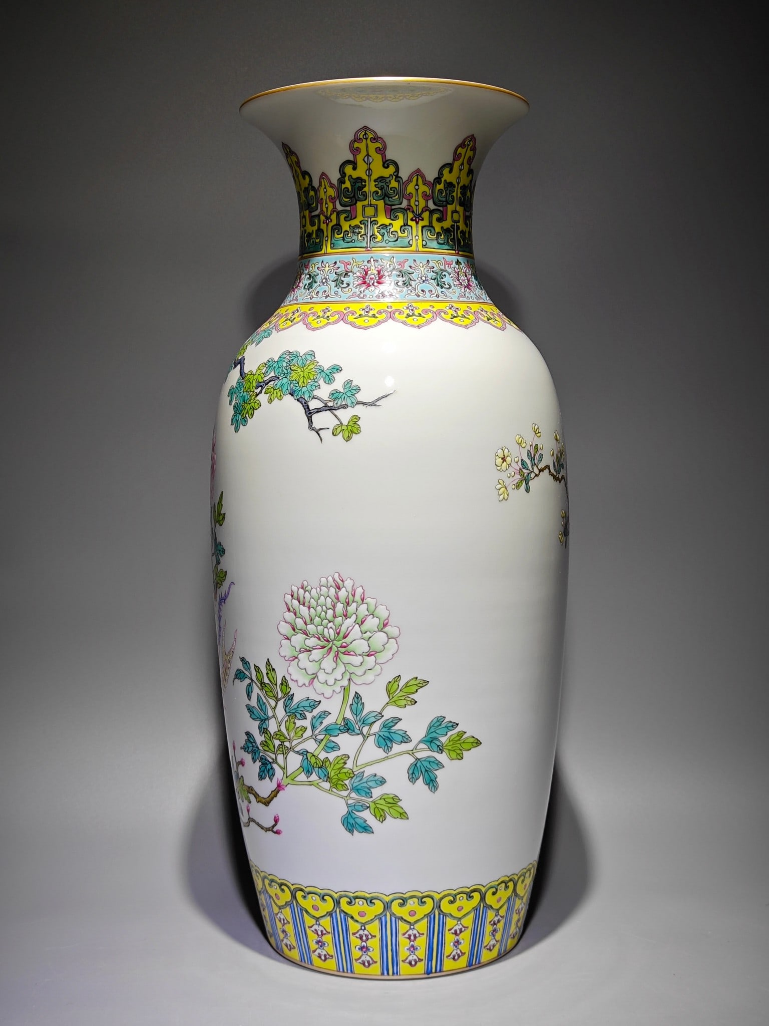An Exquisite Enamel Flower and Bird Pattern Vase - 4