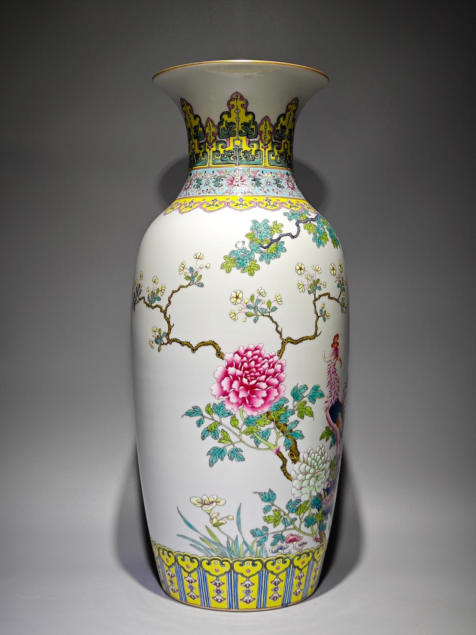 An Exquisite Enamel Flower and Bird Pattern Vase - 5