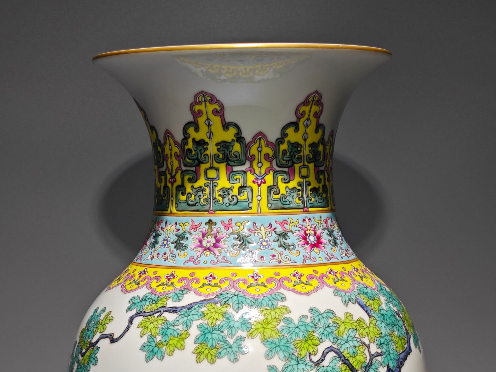 An Exquisite Enamel Flower and Bird Pattern Vase - 6