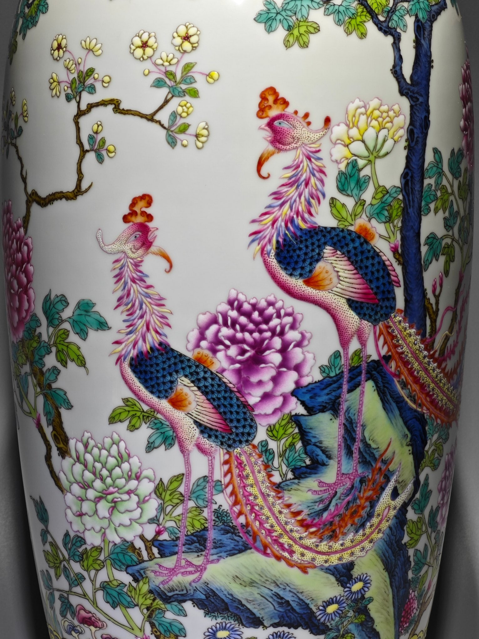 An Exquisite Enamel Flower and Bird Pattern Vase - 7