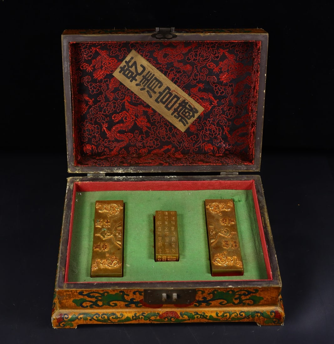 A Set of Fine Gilt Bronze With Sanskrit Seal: A Set of Fine Gilt Bronze With Sanskrit Seal Qing Dynasty, China Qianlong Six-character Mark Size:8cmx3cm Size:2cmx13cmx4cm Weight:2175g (The Dimensions Of All Batches Are Manually Measured.If You