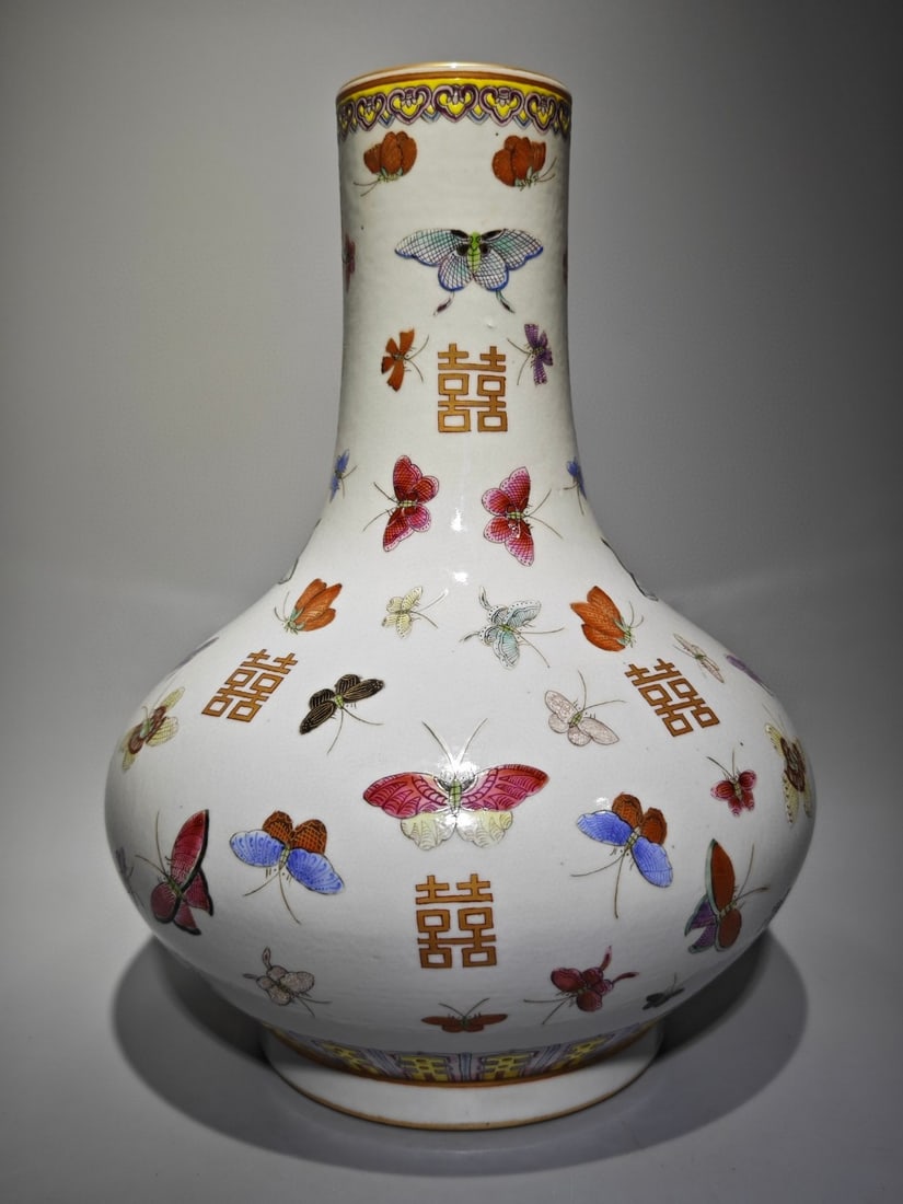 An Exquisite Famille-Rose Painted Gold Butterfly Pattern Vase: An Exquisite Famille-Rose Painted Gold Butterfly Pattern Vase Qing Dynasty, China Tongzhi Six-character Mark Size:34cmx25.5cm (The Dimensions Of All Batches Are Manually Measured.If You Need More