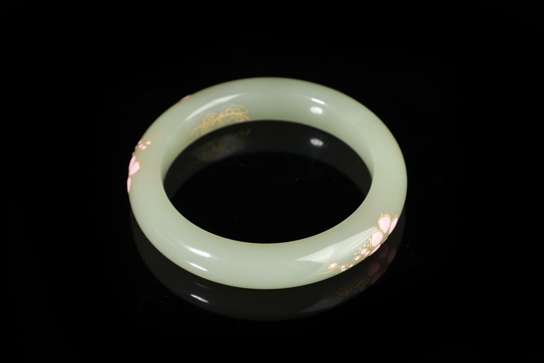 An Exquisite Yellow Jade Inlaid Gems Flower Pattern Bracelets: An Exquisite Yellow Jade Inlaid Gems Flower Pattern Bracelets Qing Dynasty, China Size:7.5cm Size:(inside diameter)5.5cm Weight:57.6g (The Dimensions Of All Batches Are Manually Measured.If You
