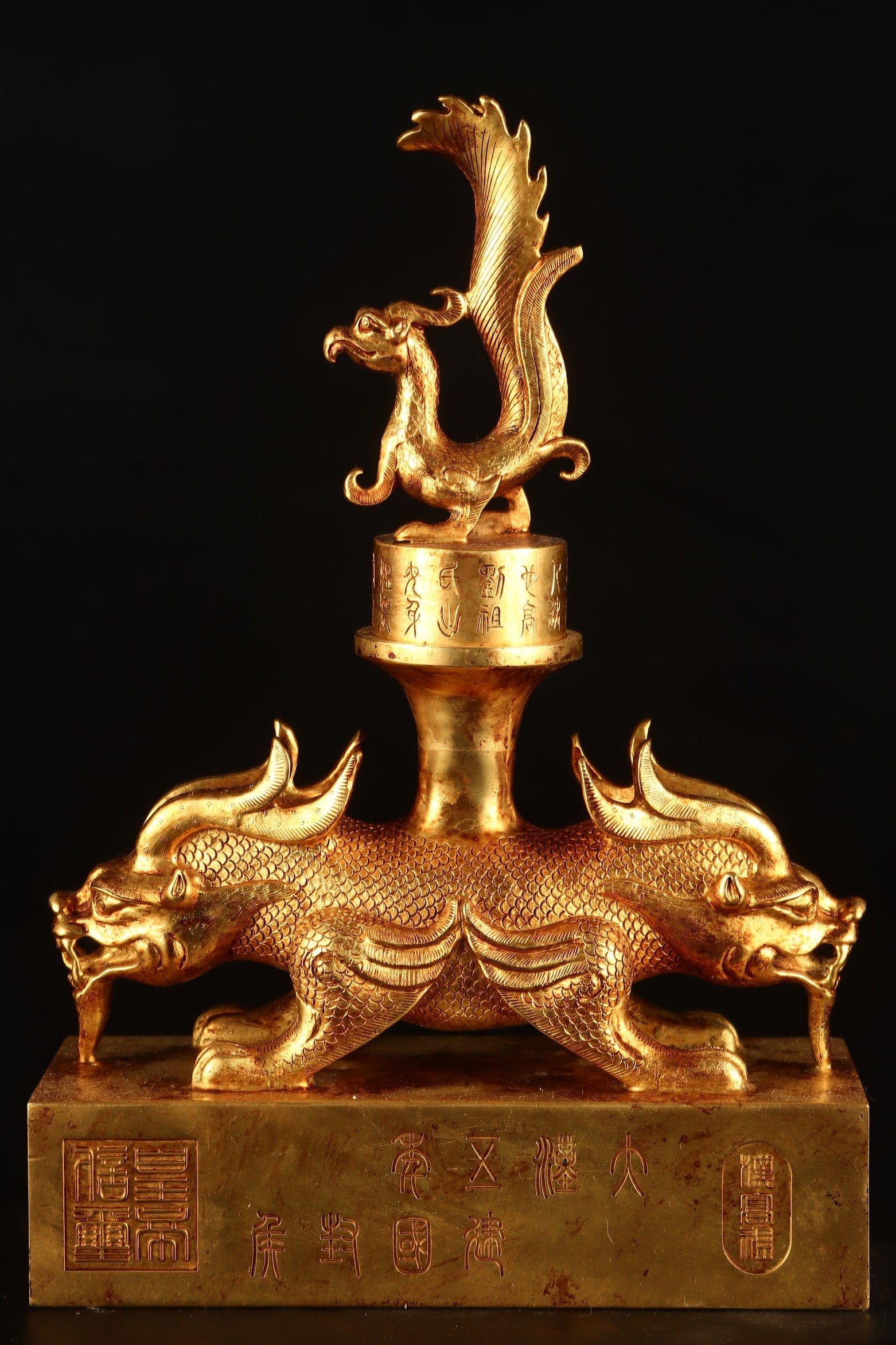 A Set of Fine Gilt Bronze With Inscription Auspicious Beast Seal: A Set of Fine Gilt Bronze With Inscription Auspicious Beast Seal the Warring States period in China Size:23.5cmx16cmx6cm Weight:4612g (The Dimensions Of All Batches Are Manually Measured.If You