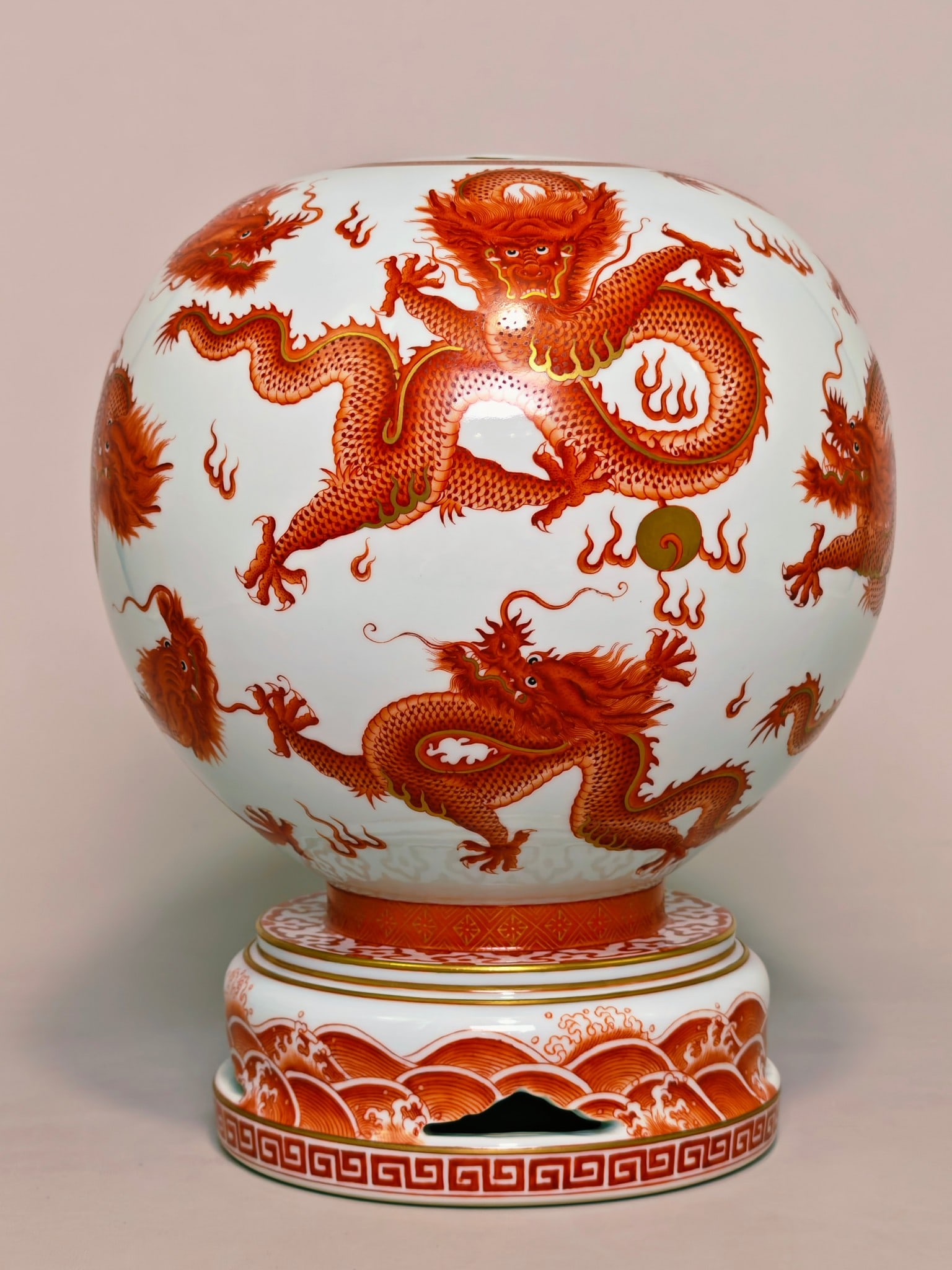 An Exquisite Iron-Red Painted Gold Dragon Pattern Seawater Pattern Ornament: An Exquisite Iron-Red Painted Gold Dragon Pattern Seawater Pattern Ornament Qing Dynasty, China Qianlong Six-character Mark Size:26.5cmx22cm (The Dimensions Of All Batches Are Manually Measured.If