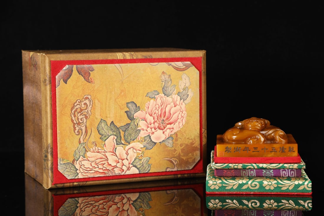 An Exquisite Shoushan Stone Auspicious Beast Pattern Seal: An Exquisite Shoushan Stone Auspicious Beast Pattern Seal Qing Dynasty, China Size:4cmx9cm Weight:556g (The Dimensions Of All Batches Are Manually Measured.If You Need More Detailed Information, Pleas