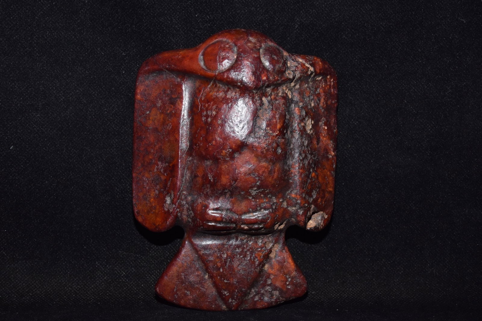 An Exquisite Hemo Jade Bird Ornament: An Exquisite Hemo Jade Bird Ornament Hongshan Culture Size:15cmx11cm Weight:630g (The Dimensions Of All Batches Are Manually Measured.If You Need More Detailed Information, Please Contact Our