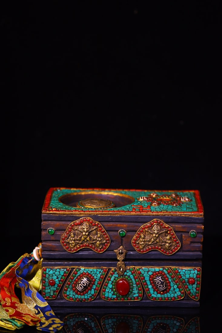 An Exquisite Bronze Painted Color Dzi Bead Vajry Pestle: An Exquisite Bronze Painted Color Dzi Bead Vajry Pestle Qing Dynasty, China Size:29cmx19cm Size:18.5cmx9.5cm Weight:1950g (The Dimensions Of All Batches Are Manually Measured.If You Need More