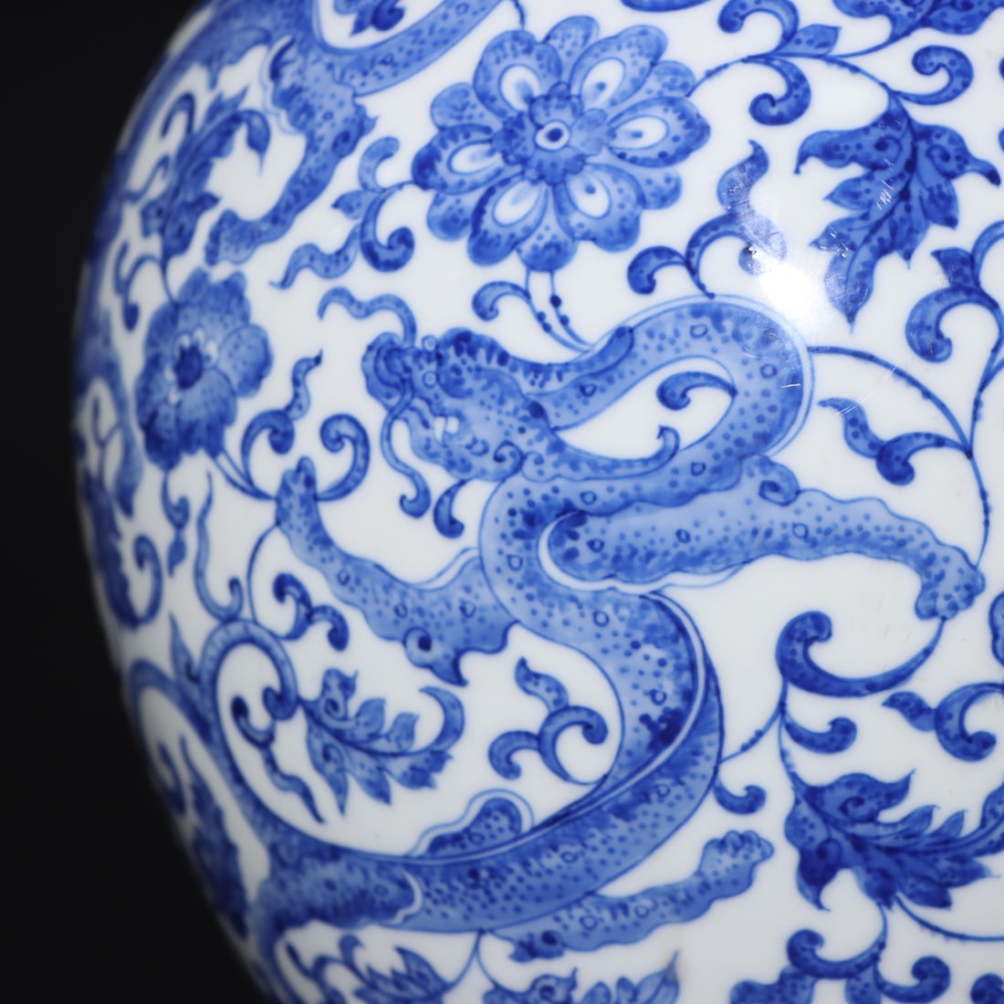 An Exquisite Blue and White Lotus Pattern Seawater Pattern Dragon Pattern Double-Ears Vase - 3