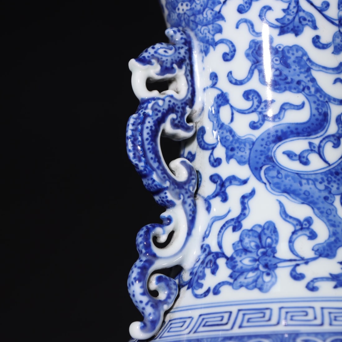 An Exquisite Blue and White Lotus Pattern Seawater Pattern Dragon Pattern Double-Ears Vase - 7
