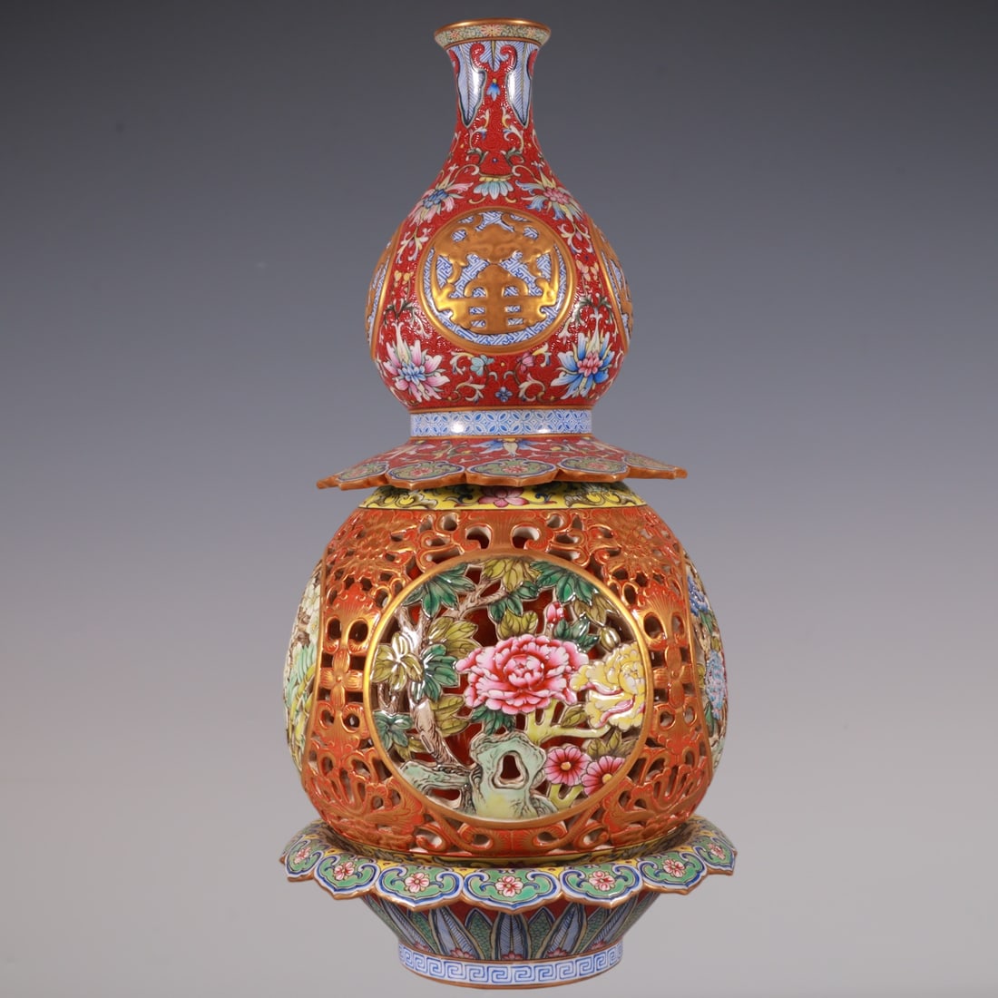 An Exquisite Famille-Rose Ruby Red-Glazed Lotus Pattern Flower Pattern Gourd-Shaped Vase: An Exquisite Famille-Rose Ruby Red-Glazed Lotus Pattern Flower Pattern Gourd-Shaped Vase Qing Dynasty, China Qianlong Six-character Mark Size:37.5cmx18cm (The Dimensions Of All Batches Are Manually