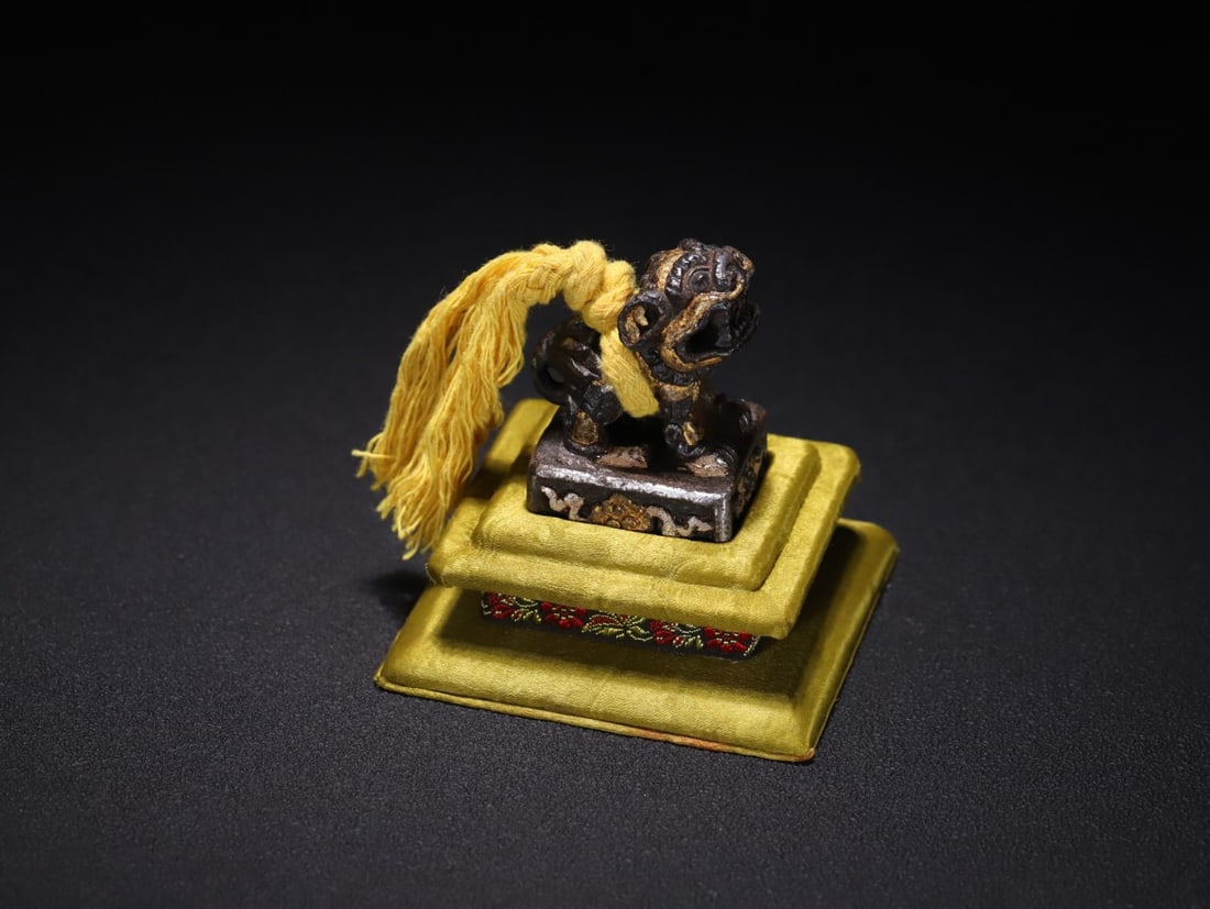 An Exquisite Iron Cover with Gold Auspicious Beast Seal: An Exquisite Iron Cover with Gold Auspicious Beast Seal Qing Dynasty, China Size:4.6cmx3.3cmx2.9cm Weight:138.4g (The Dimensions Of All Batches Are Manually Measured.If You Need More Detailed