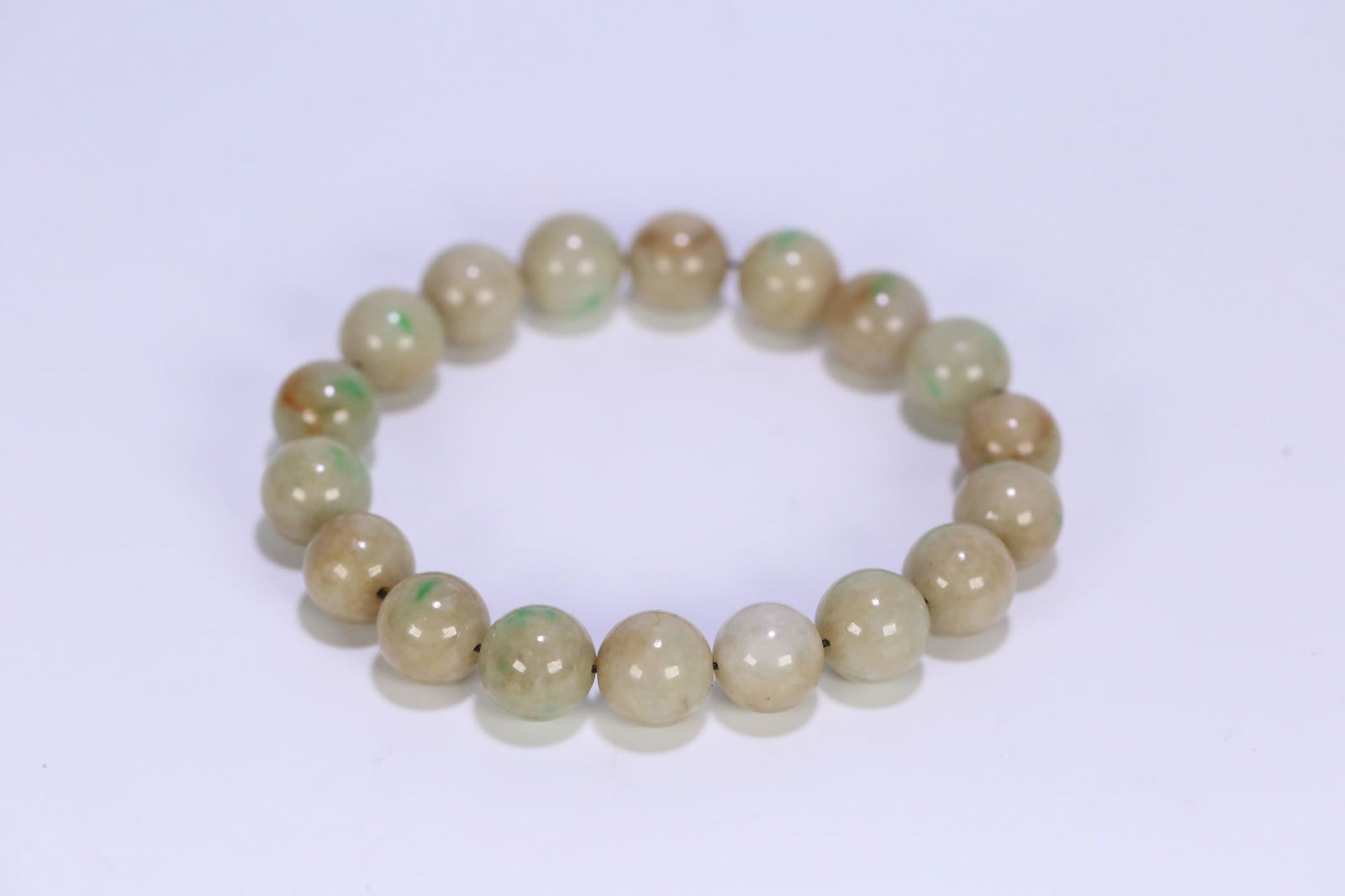An Exquisite Jadeite Bracelets: An Exquisite Jadeite Bracelets Qing Dynasty, China Size:1.3cm Weight:66.6g (The Dimensions Of All Batches Are Manually Measured.If You Need More Detailed Information, Please Contact Our Customer