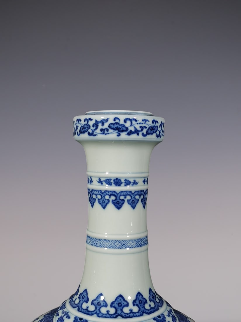 An Exquisite Blue and White Lotus Pattern Dragon Pattern Vase - 2