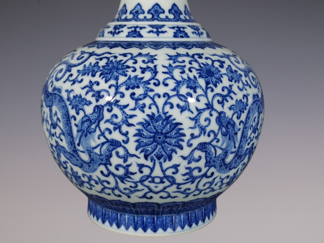 An Exquisite Blue and White Lotus Pattern Dragon Pattern Vase - 3