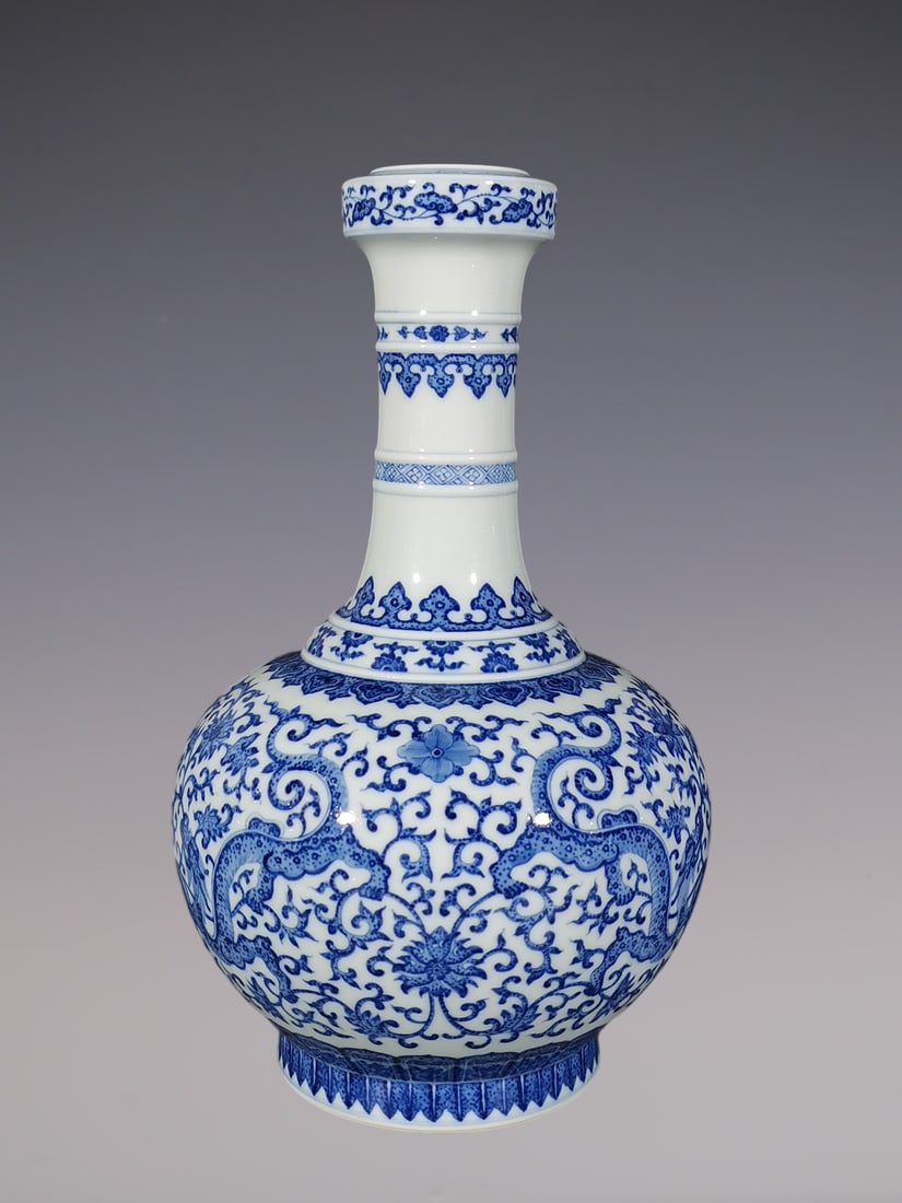 An Exquisite Blue and White Lotus Pattern Dragon Pattern Vase - 4