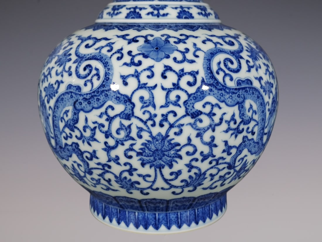 An Exquisite Blue and White Lotus Pattern Dragon Pattern Vase - 5