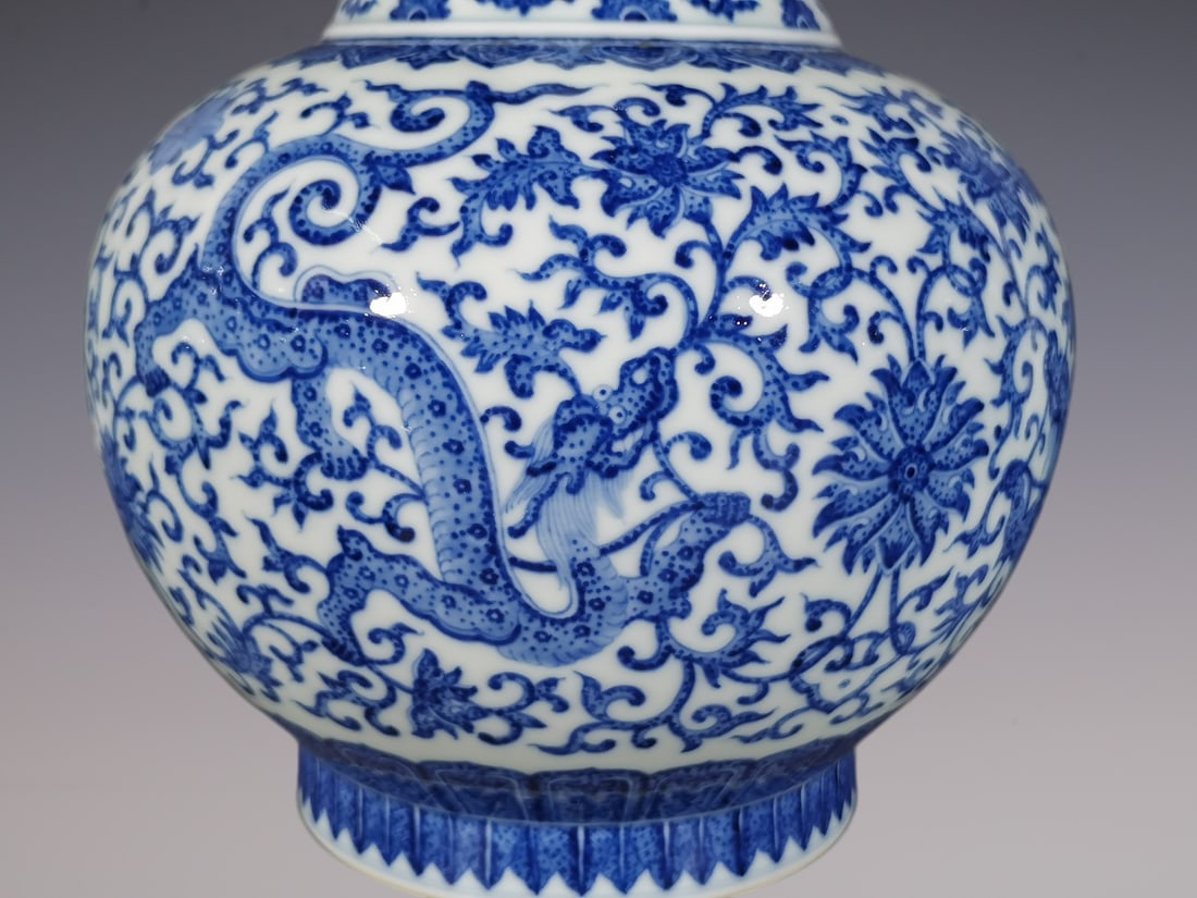 An Exquisite Blue and White Lotus Pattern Dragon Pattern Vase - 6