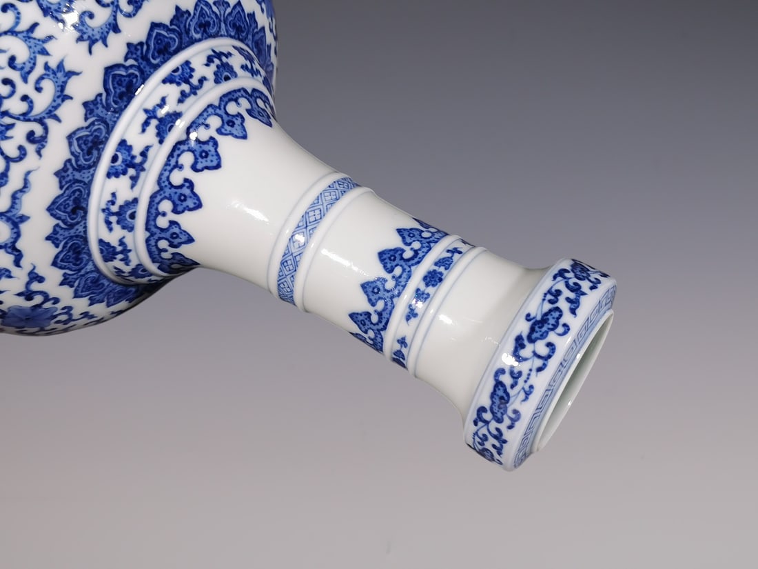 An Exquisite Blue and White Lotus Pattern Dragon Pattern Vase - 7