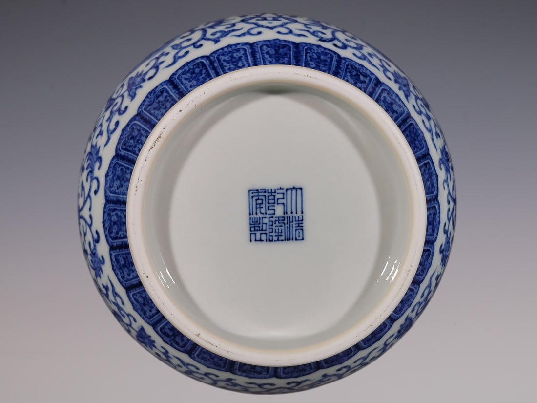 An Exquisite Blue and White Lotus Pattern Dragon Pattern Vase - 8