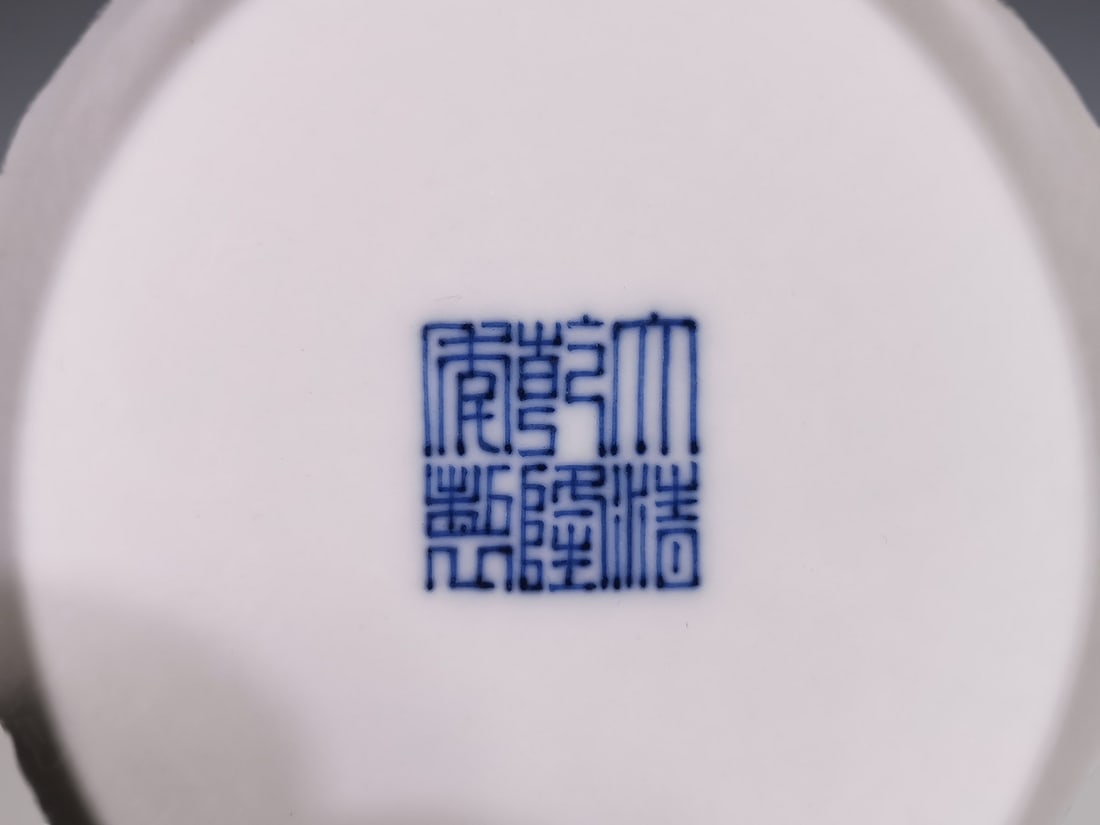 An Exquisite Blue and White Lotus Pattern Dragon Pattern Vase - 9