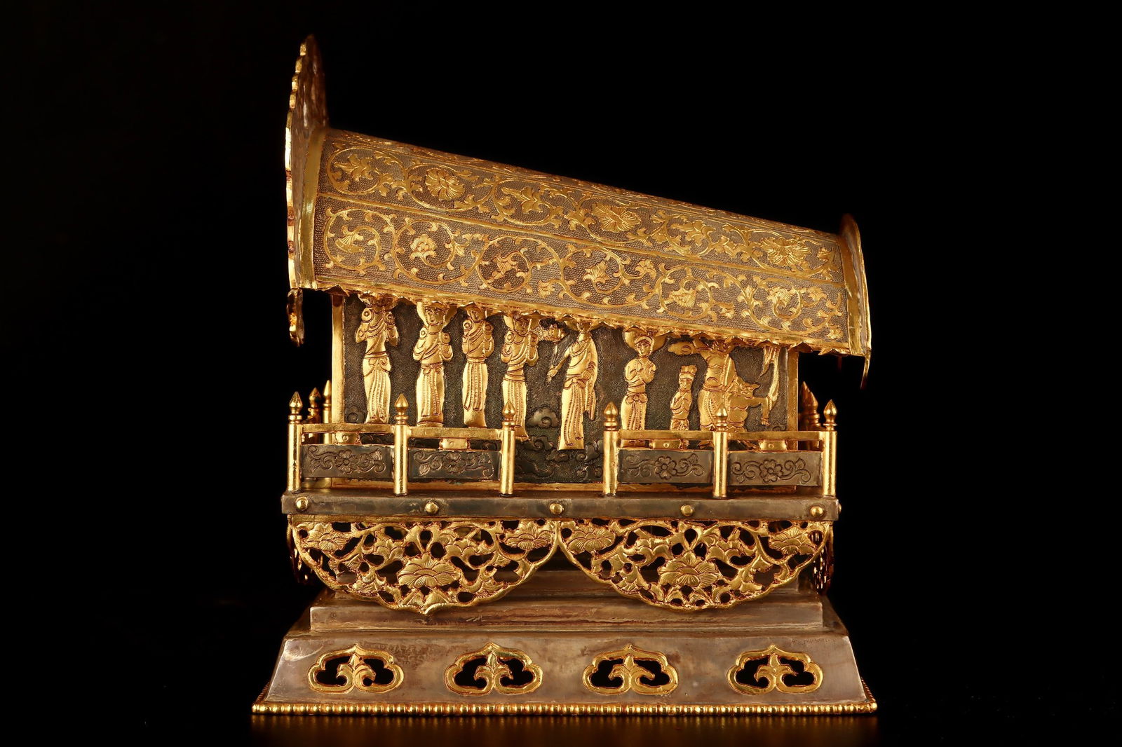 An Exquisite Gilt Bronze Lotus Pattern Character and Story Pattern Coffin: An Exquisite Gilt Bronze Lotus Pattern Character and Story Pattern Coffin Tang Dynasty, China Zhenguan Four-character Mark Size:19.5cmx17.5cmx16.5cm Weight:1325g (The Dimensions Of All Batches Are