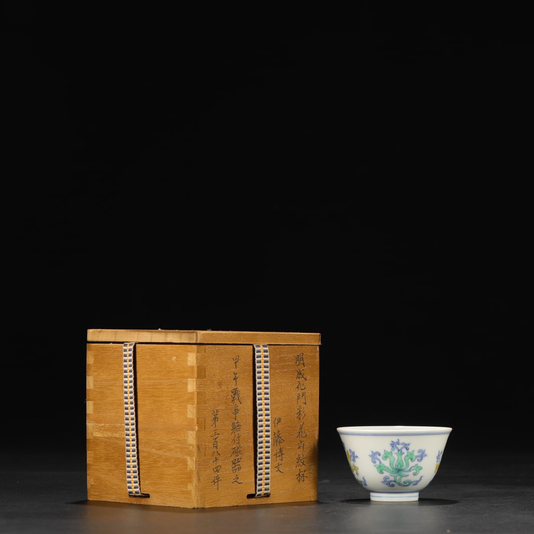 An Exquisite Doucai Flower Pattern Cup: An Exquisite Doucai Flower Pattern Cup Ming Dynasty, China Chenghua Six-character Mark Size:5cmx8cm (The Dimensions Of All Batches Are Manually Measured.If You Need More Detailed Information,