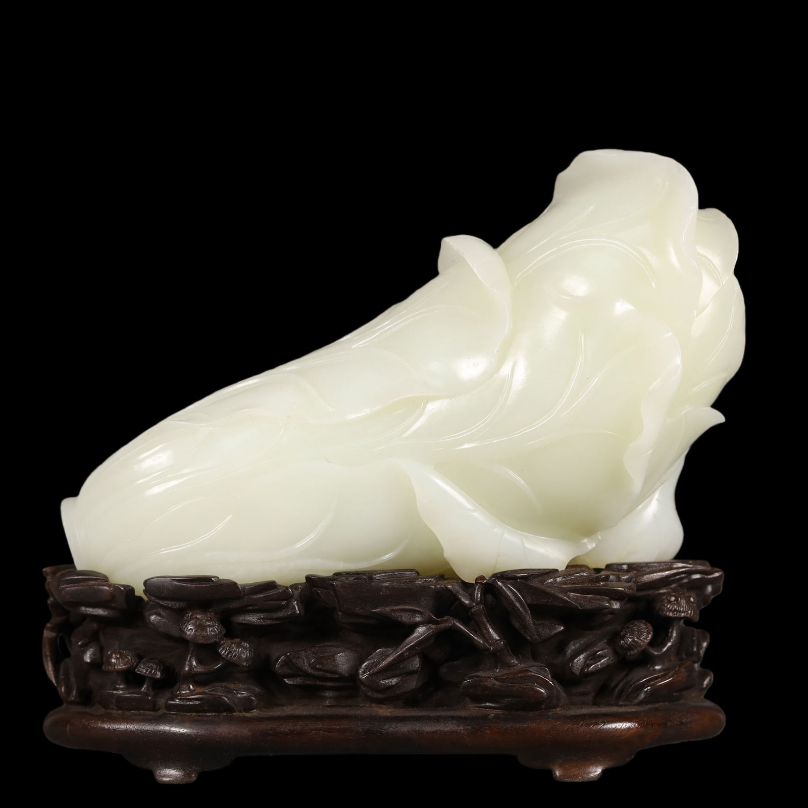 A Exquisite White Jade Cabbage Ornament: A Exquisite White Jade Cabbage Ornament Qing Dynasty, China Size:15cmx5cmx14cm Weight:1200g (The Dimensions Of All Batches Are Manually Measured.If You Need More Detailed Information, Please