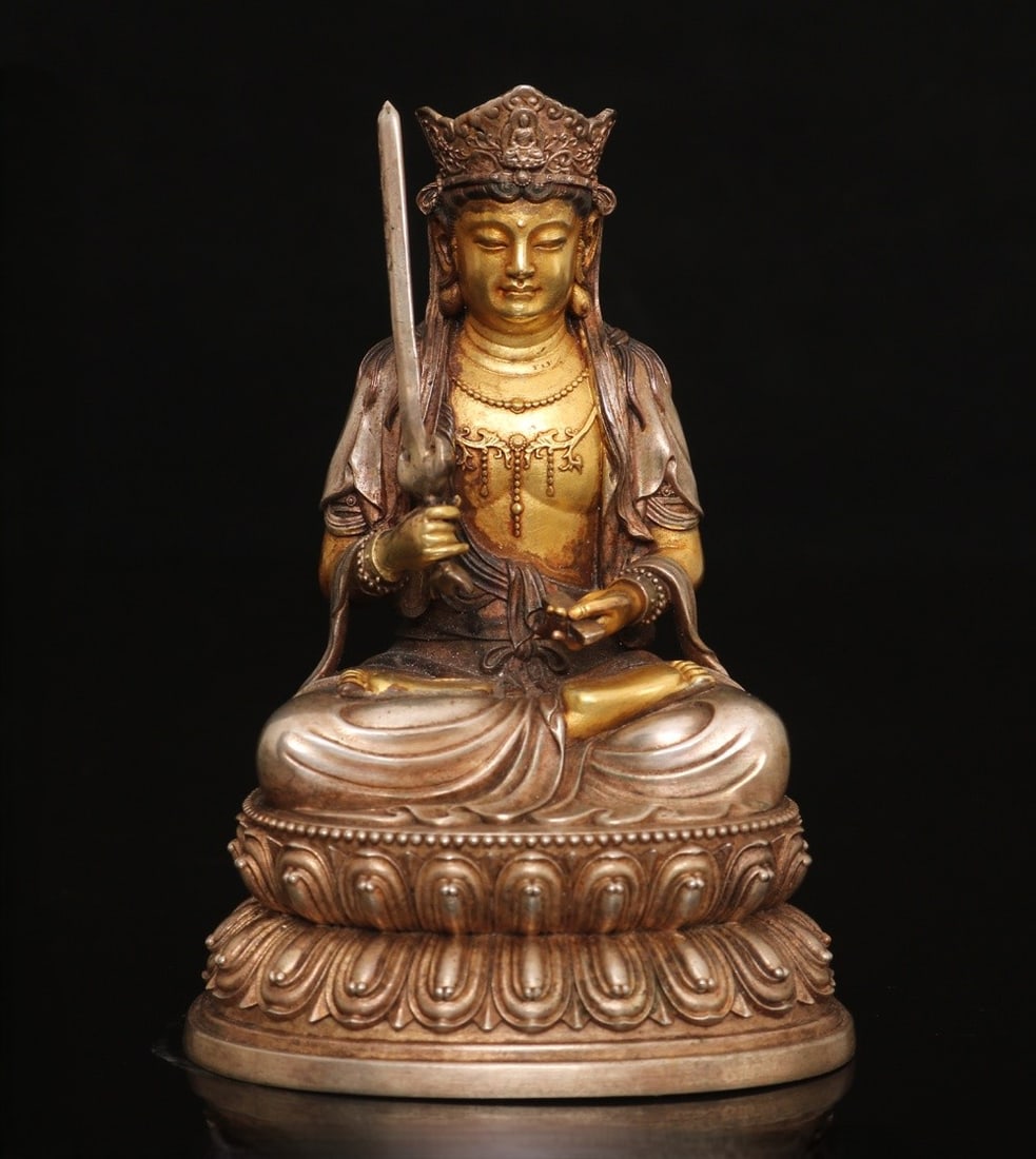 An Exquisite Gilt Bronze Silver Statue of Manjusri Ornament: An Exquisite Gilt Bronze Silver Statue of Manjusri Ornament Ming Dynasty, China Size:10.5cmx7cm Weight:400g (The Dimensions Of All Batches Are Manually Measured.If You Need More Detailed