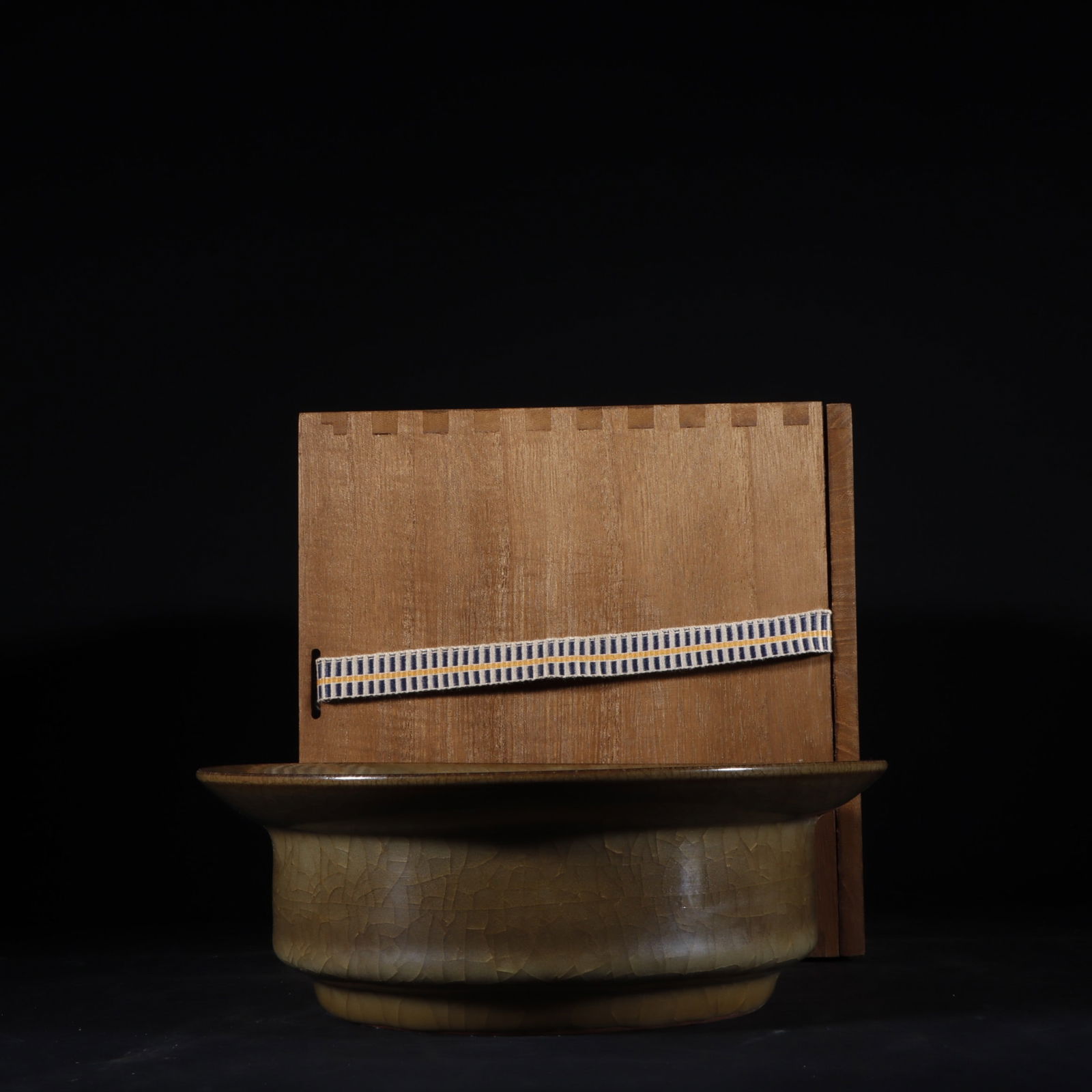 An Exquisite Guan yao Yellow Glazed Brush Washer: An Exquisite Guan yao Yellow Glazed Brush Washer Song Dynasty, China Size:6.2cmx19cm (The Dimensions Of All Batches Are Manually Measured.If You Need More Detailed Information, Please Contact Our