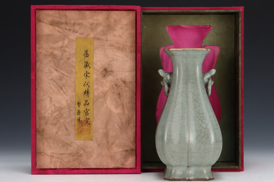 An Exquisite Guan yao Celadon Glazed Double-Ears Vase: An Exquisite Guan yao Celadon Glazed Double-Ears Vase Song Dynasty, China Size:21cmx10.8cm (The Dimensions Of All Batches Are Manually Measured.If You Need More Detailed Information, Please Contact