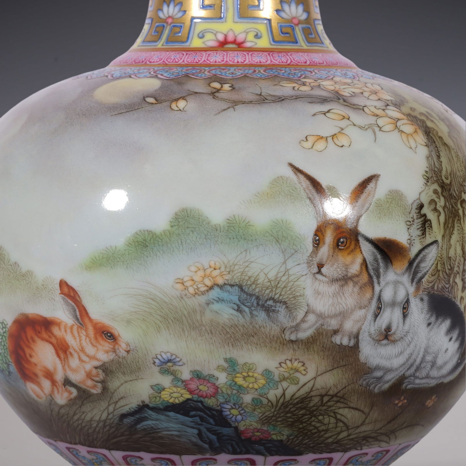 An Exquisite Enamel Flower Pattern Rabbit Pattern Vase - 2