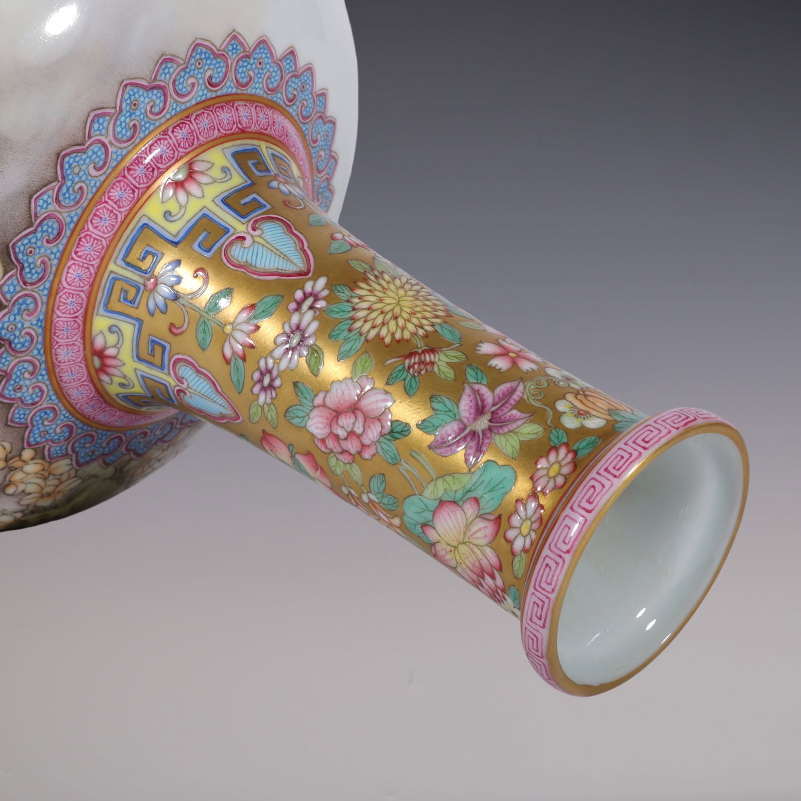 An Exquisite Enamel Flower Pattern Rabbit Pattern Vase - 6