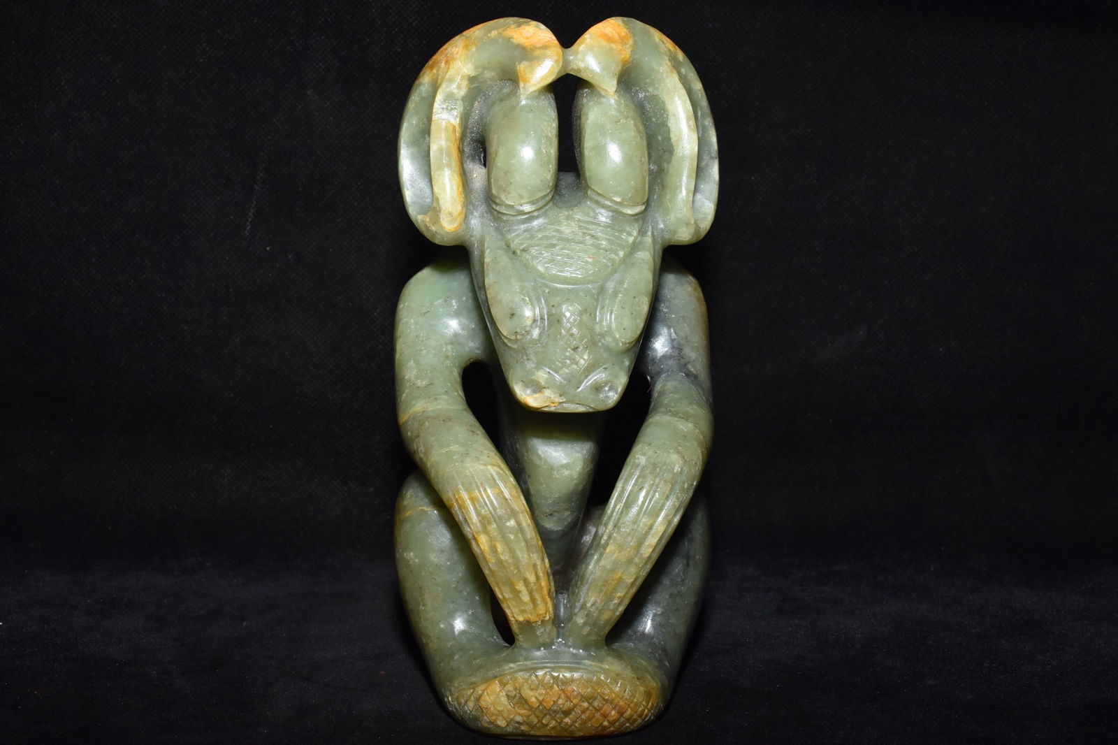 An Exquisite Hemo Jade Figure Ornament: An Exquisite Hemo Jade Figure Ornament Hongshan Culture Size:18cmx9cm Weight:1390g (The Dimensions Of All Batches Are Manually Measured.If You Need More Detailed Information, Please Contact Our Custom